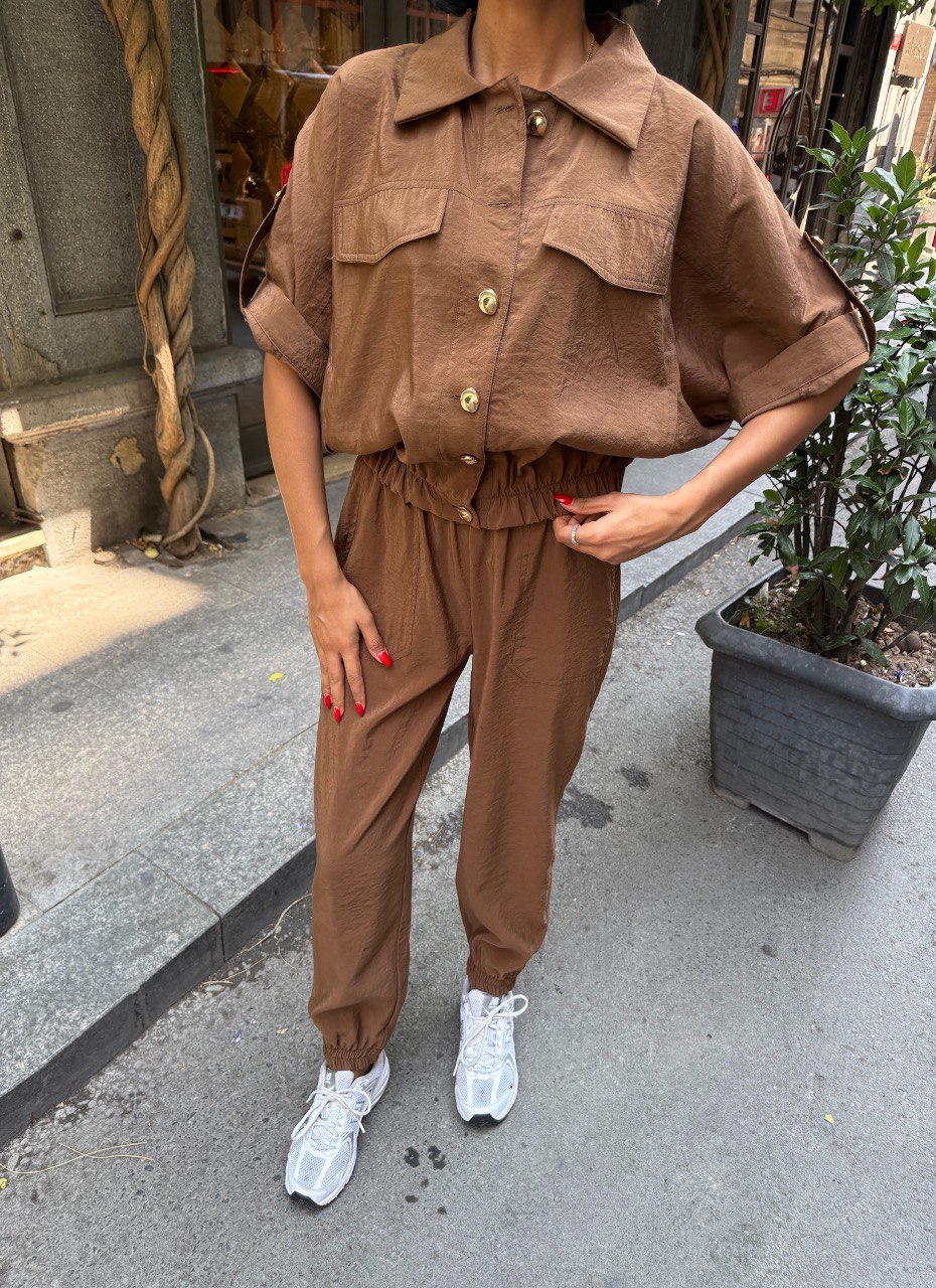 Urban Glow Gold Düğme Detaylı Lastikli Rahat Takım - Kahverengi