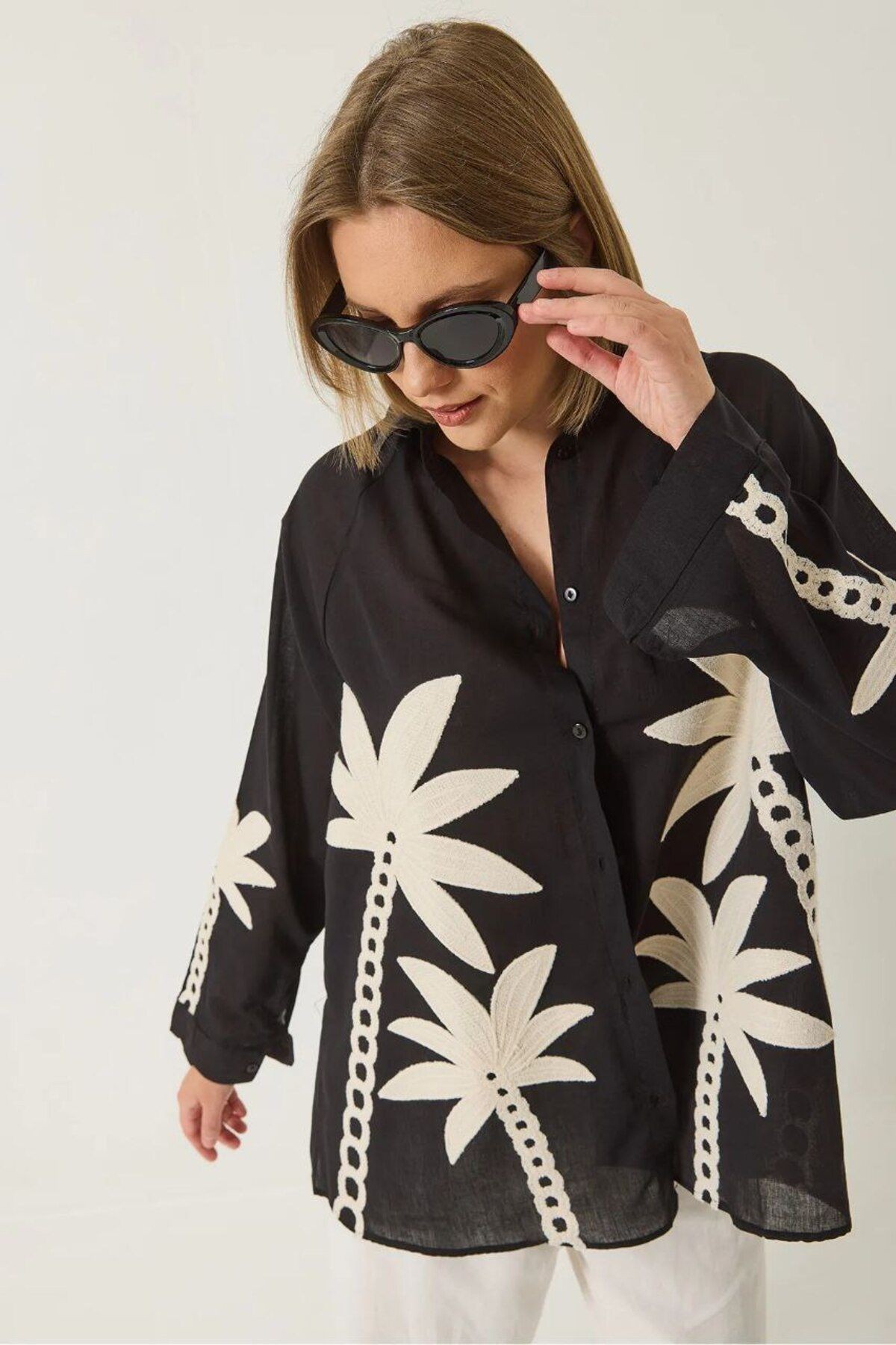 Pamuklu Süzene Nakışlı Palmiye işlemeli Vual Oversize Gömlek