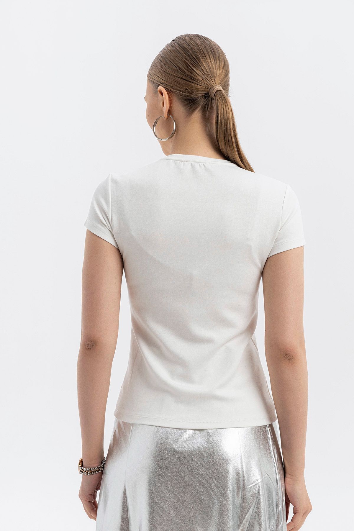 Göğüste metal Fiyonk detaylı CloudTouch Premium Bisiklet yaka Kısakol T-shirt
