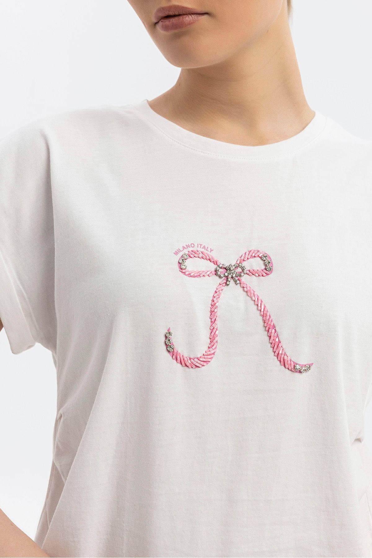 100% Pamuk Göğüste Boncuk ve Taşlı Fiyonk İşlemeli Premium Bisiklet yaka Kısakol T-shirt