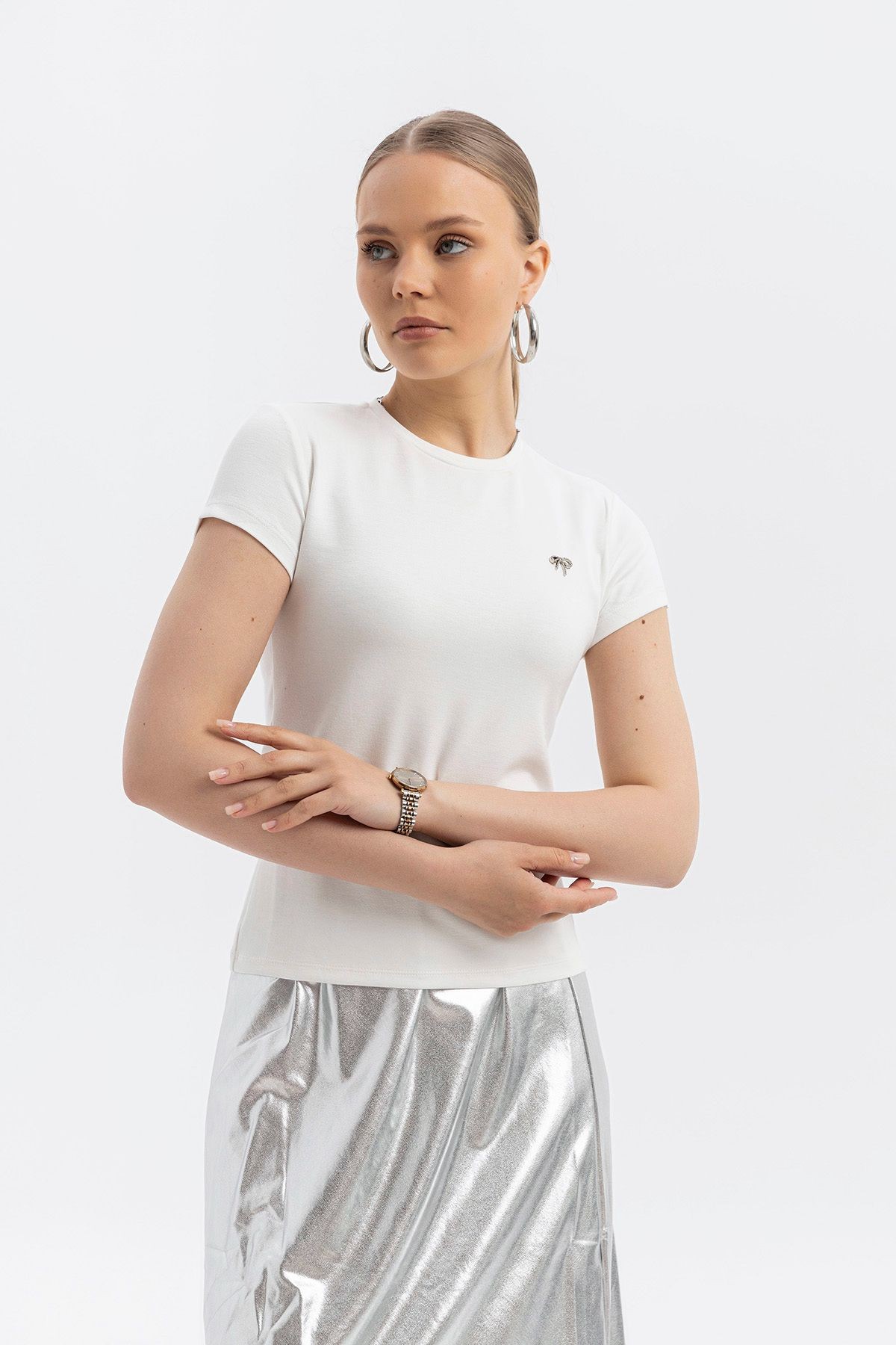 Göğüste metal Fiyonk detaylı CloudTouch Premium Bisiklet yaka Kısakol T-shirt