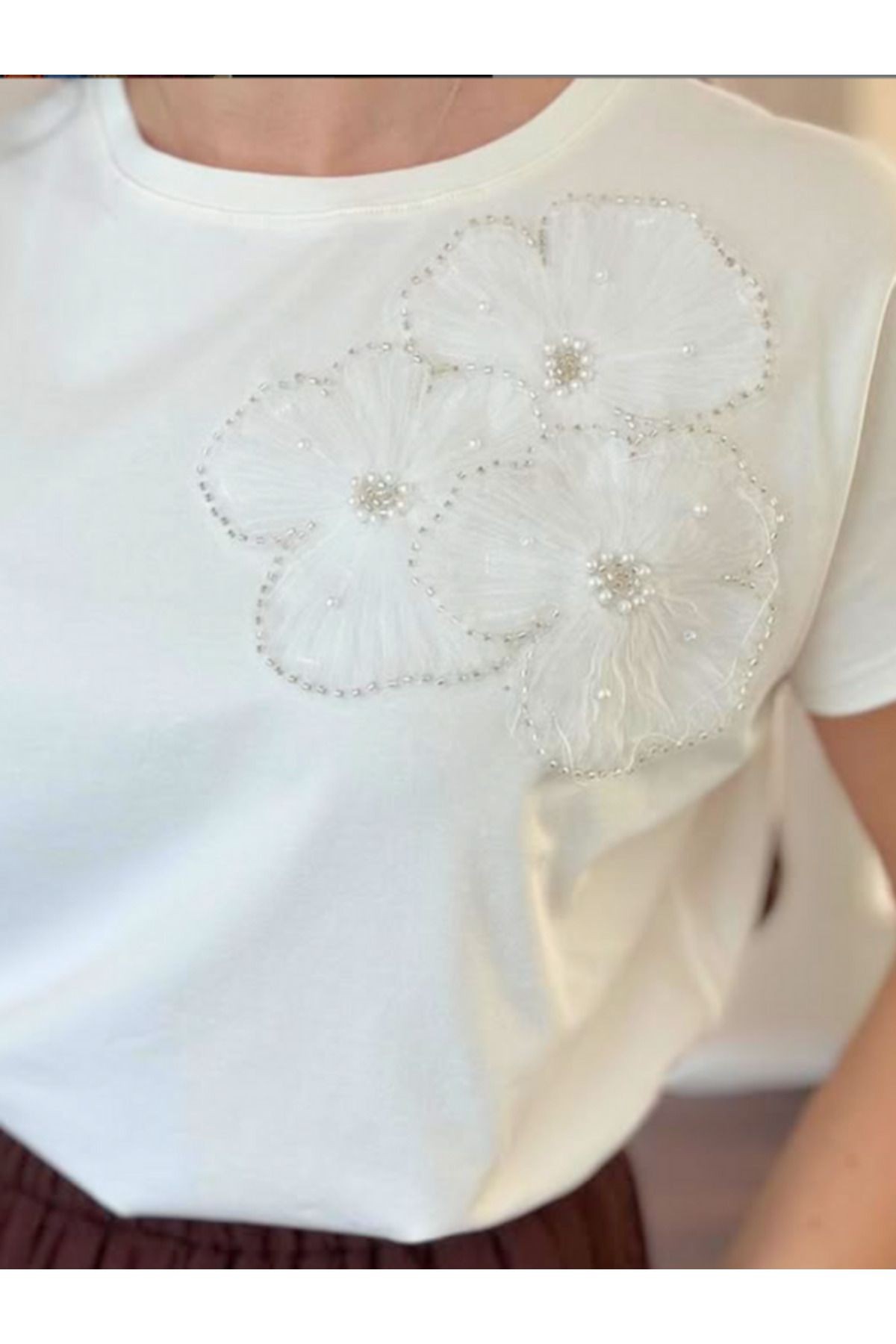 Çiçek detaylı dantel inci ve boncuk İşlemeli Pamuklu Tshirt