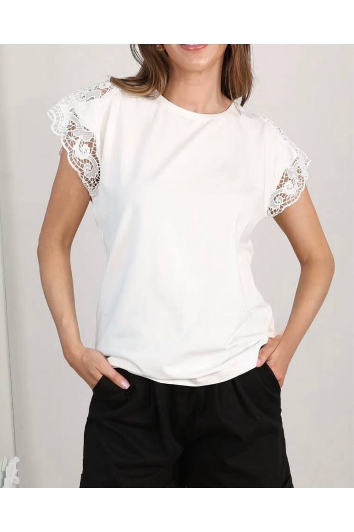Omuzda Romantik Dantel detaylı Pamuklu Tshirt 92% Pamuk-%8 Lycra