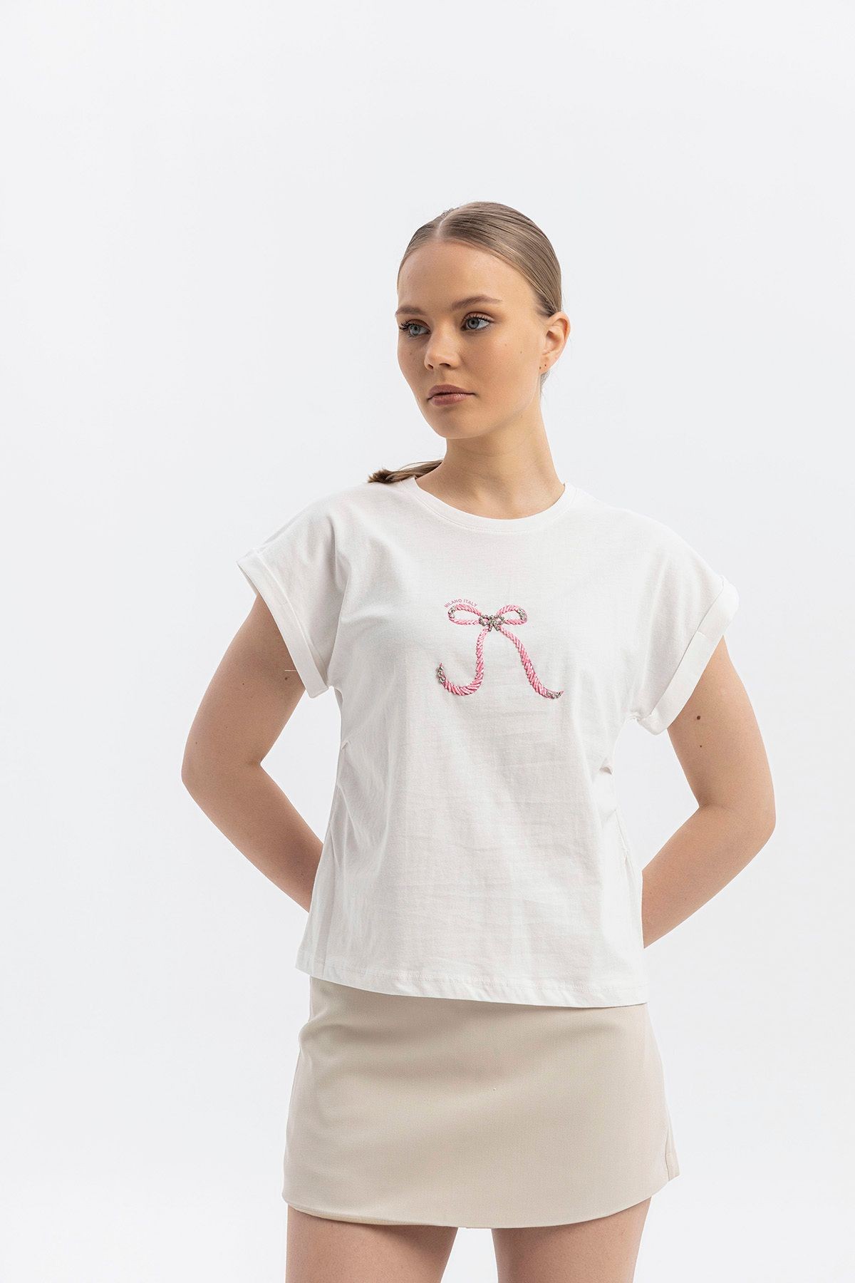 100% Pamuk Göğüste Boncuk ve Taşlı Fiyonk İşlemeli Premium Bisiklet yaka Kısakol T-shirt