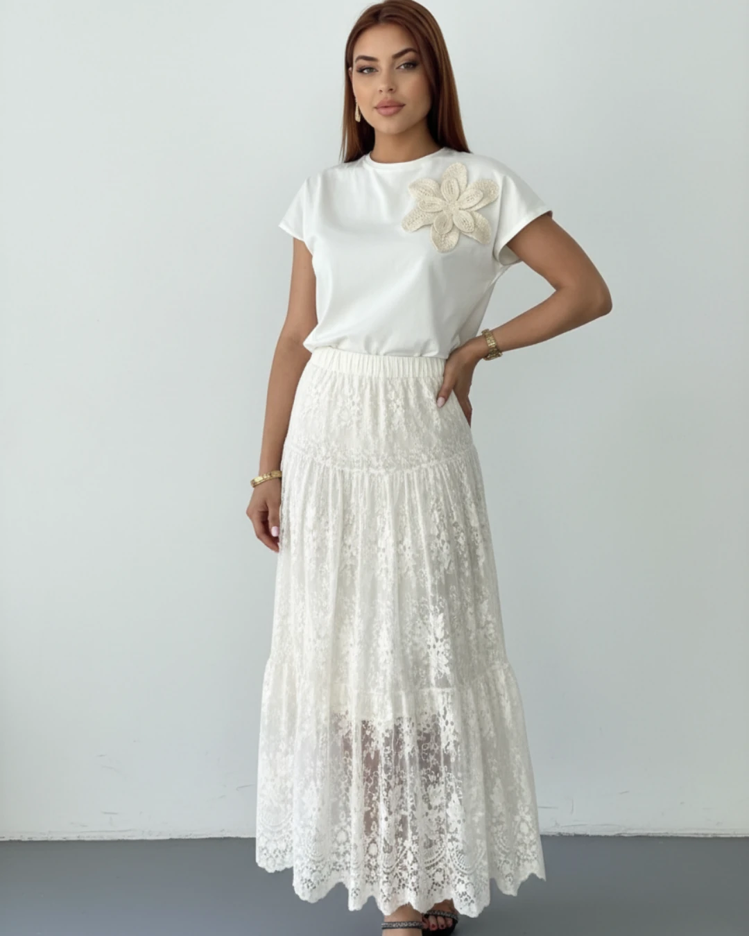 Hasır Çiçek İşlemeli Pamuklu T-shirt