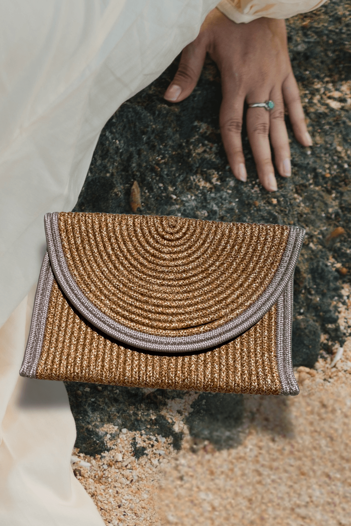 Biye Detaylı Hasır Görünümlü Clutch Çanta – El Geçmeli, Yazlık Model - vizon