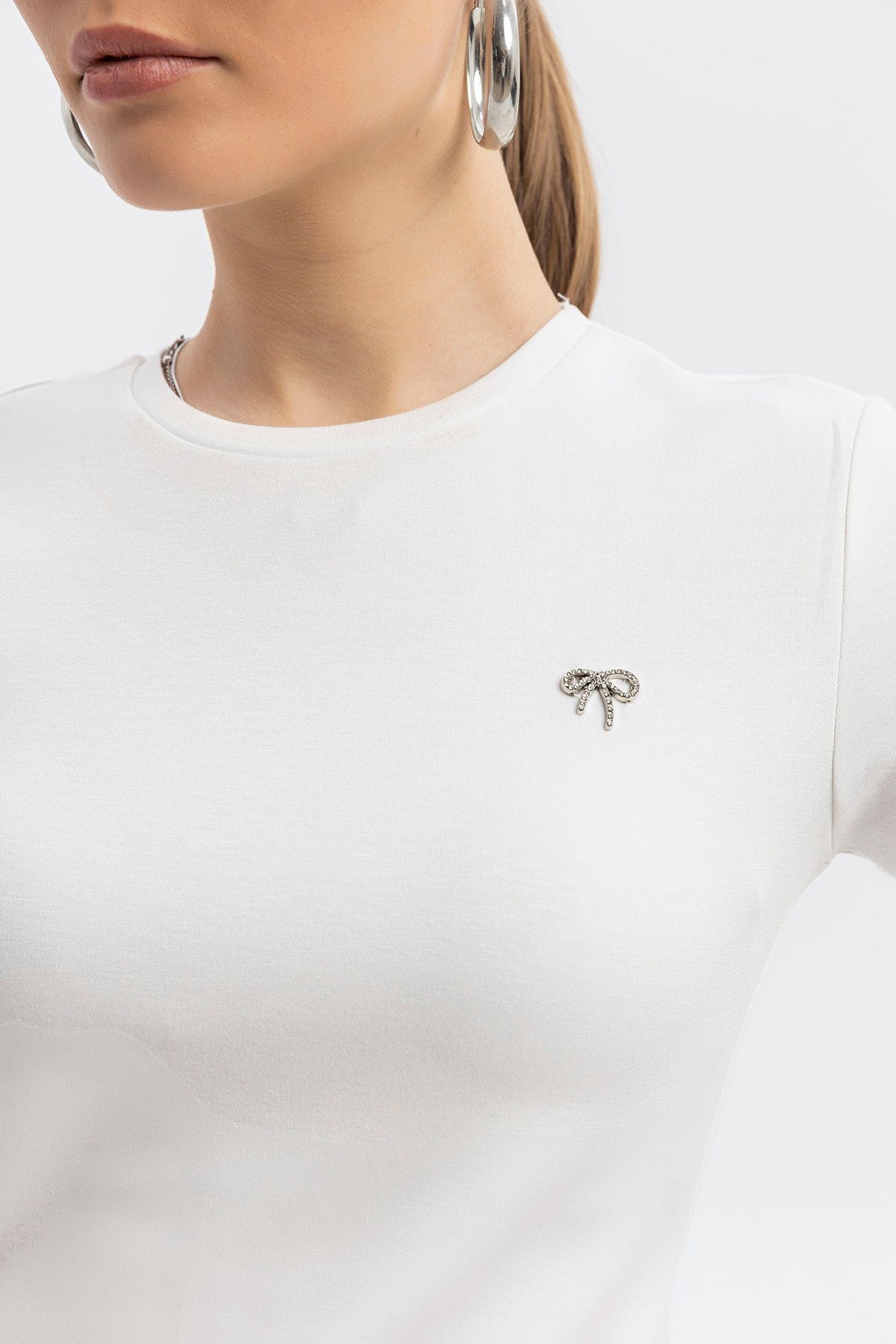 Göğüste metal Fiyonk detaylı CloudTouch Premium Bisiklet yaka Kısakol T-shirt