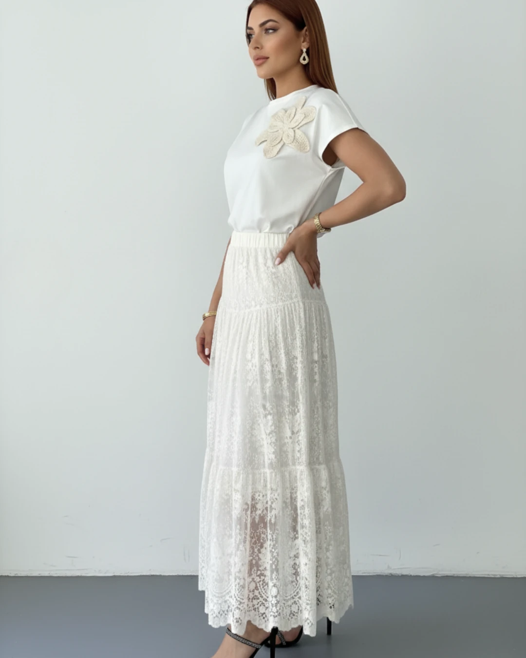 Hasır Çiçek İşlemeli Pamuklu T-shirt