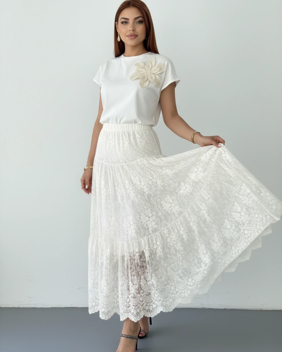 Hasır Çiçek İşlemeli Pamuklu T-shirt