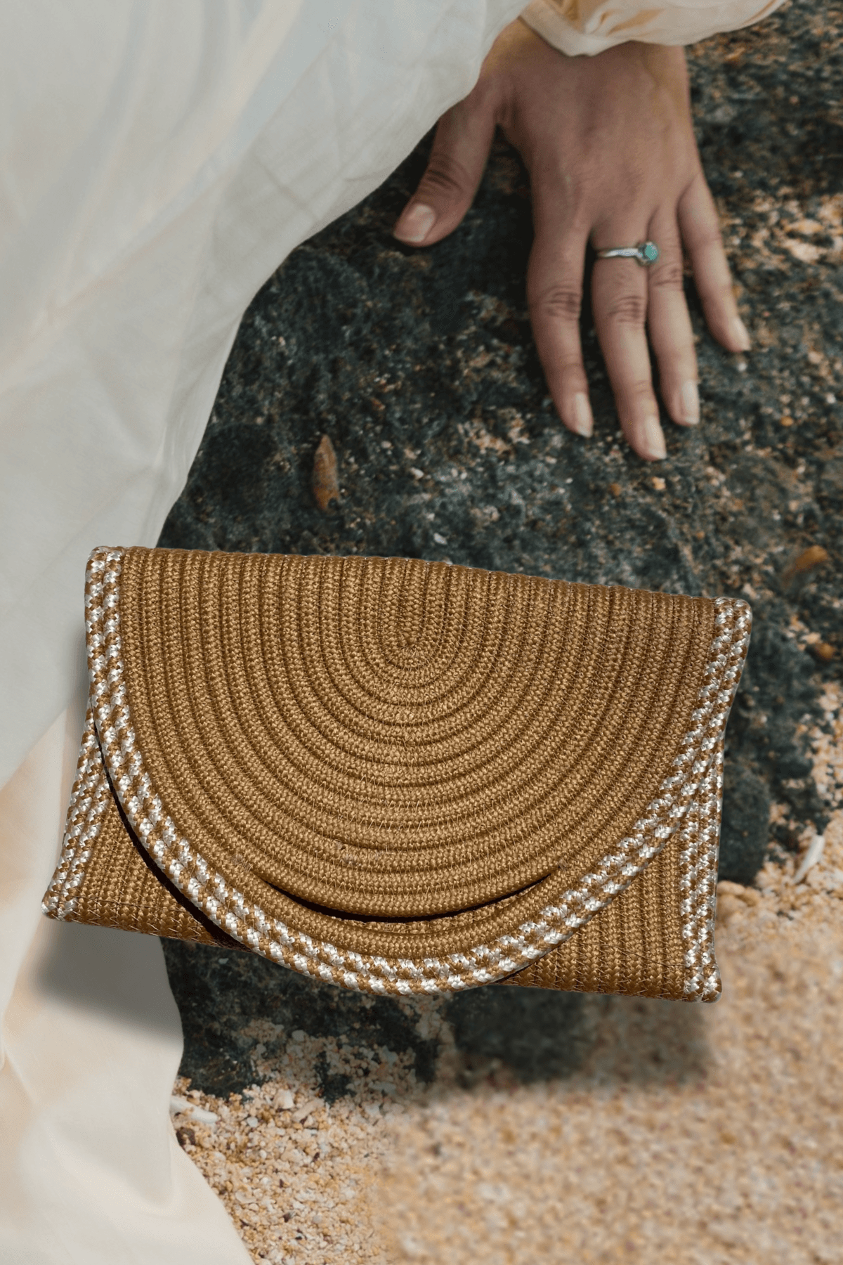 Biye Detaylı Hasır Görünümlü Clutch Çanta – El Geçmeli, Yazlık Model - Ekru