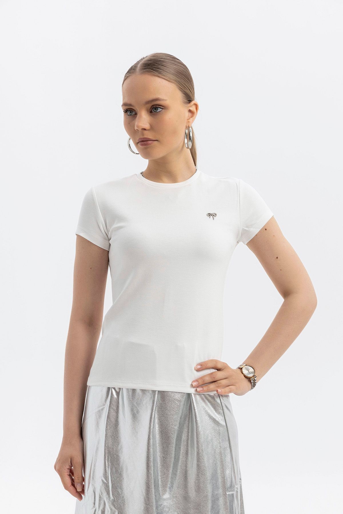 Göğüste metal Fiyonk detaylı CloudTouch Premium Bisiklet yaka Kısakol T-shirt