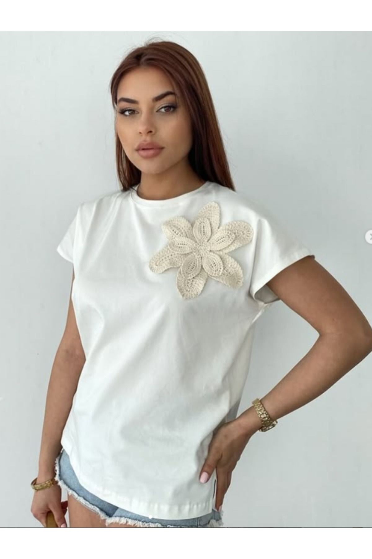 Hasır Çiçek İşlemeli Pamuklu Tshirt