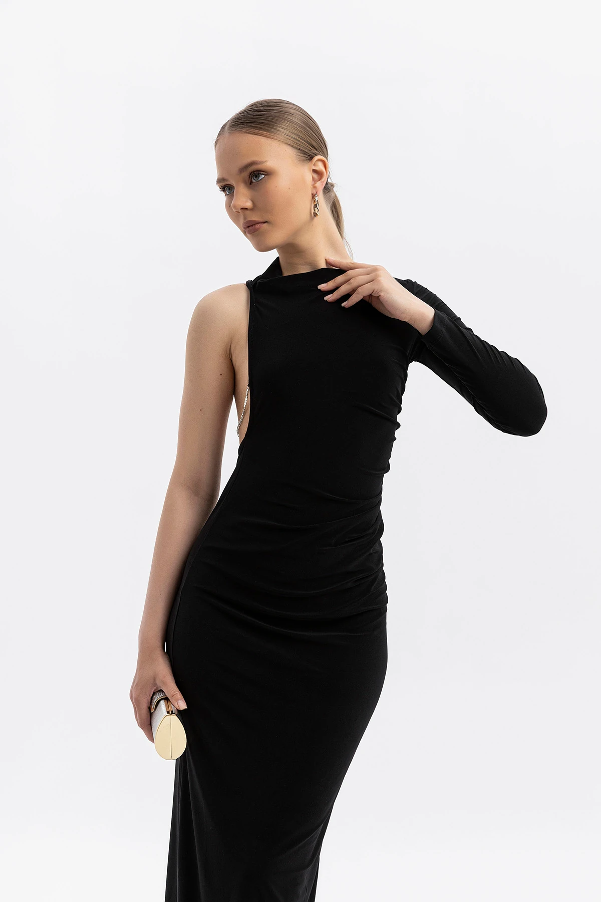 Asimetrik Sırt Dekolteli, zincir detaylı, tek omuzlu Siyah Elbise