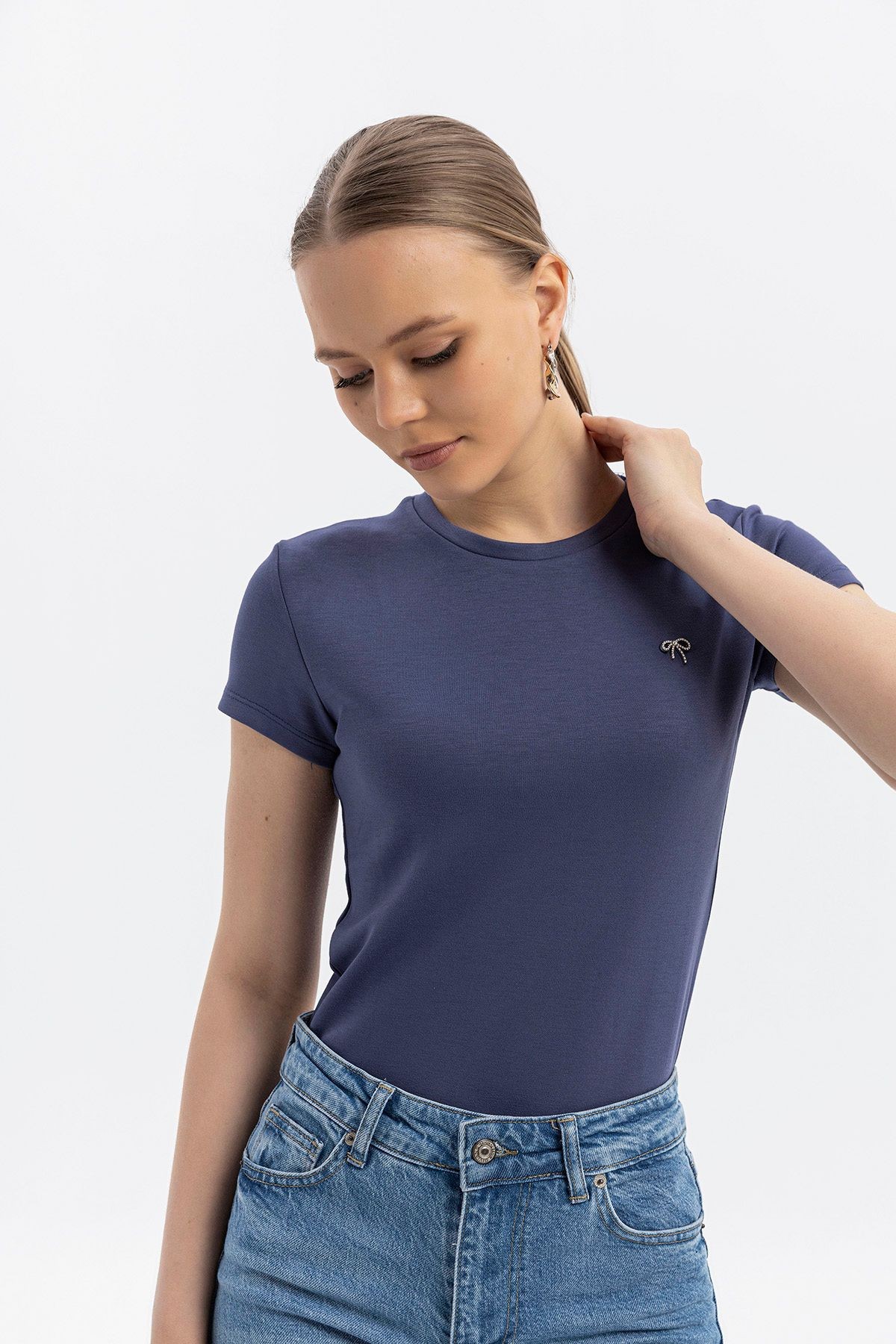 Göğüste metal Fiyonk detaylı CloudTouch Premium Bisiklet yaka Kısakol T-shirt - mavi