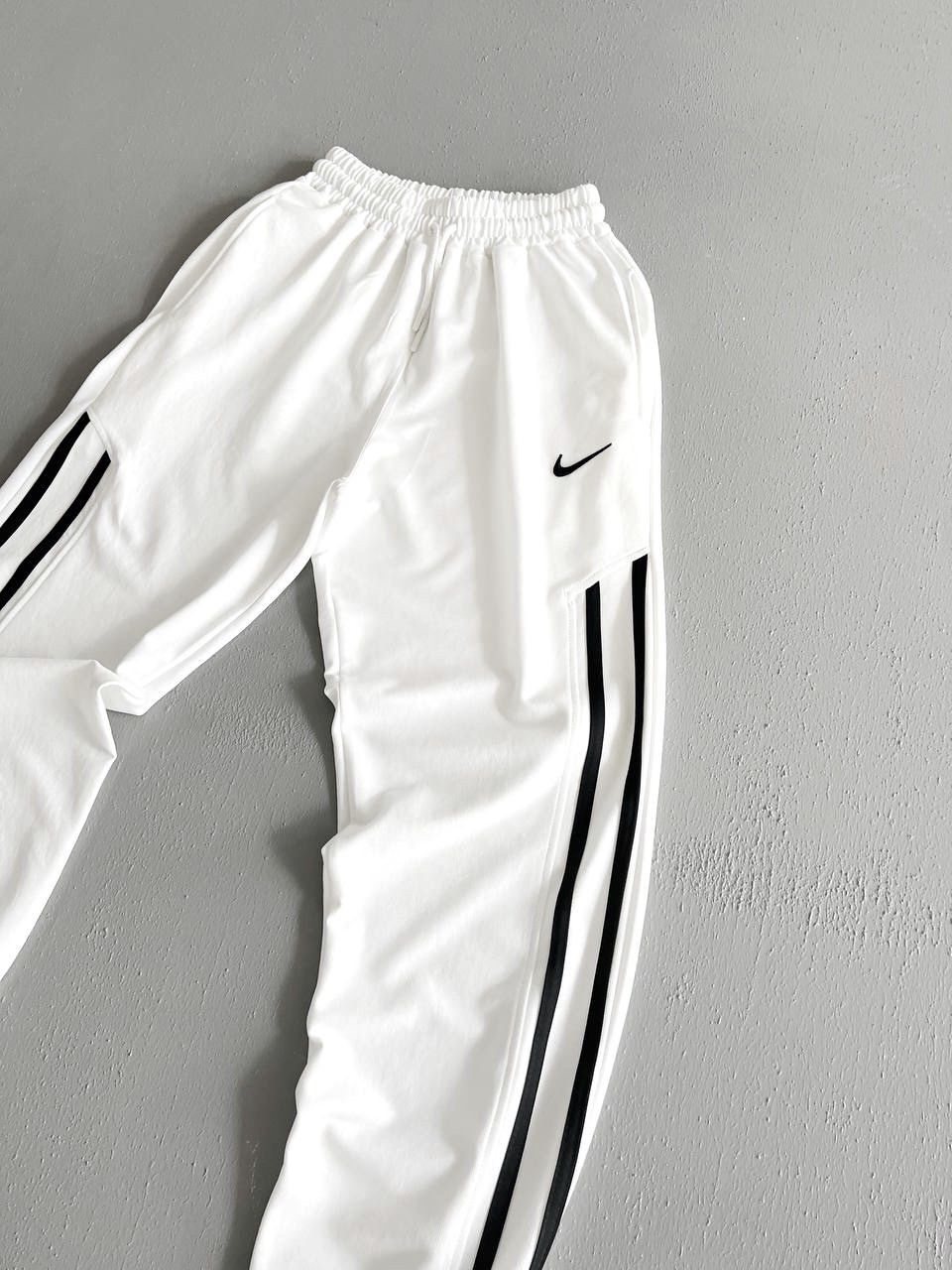 BEYAZ PAÇA DETAY NIKE EŞOFMAN