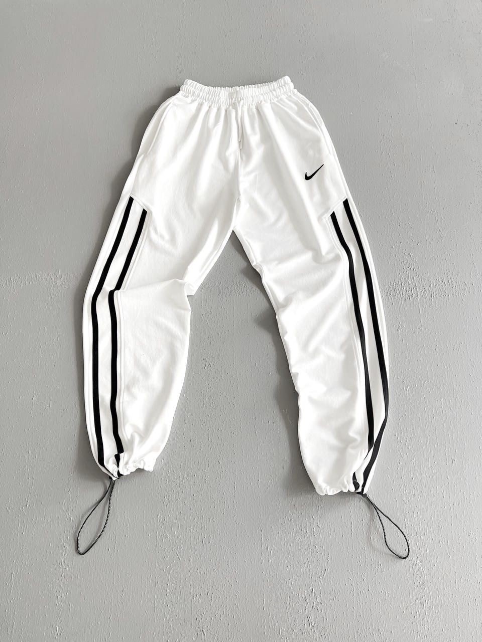 BEYAZ PAÇA DETAY NIKE EŞOFMAN