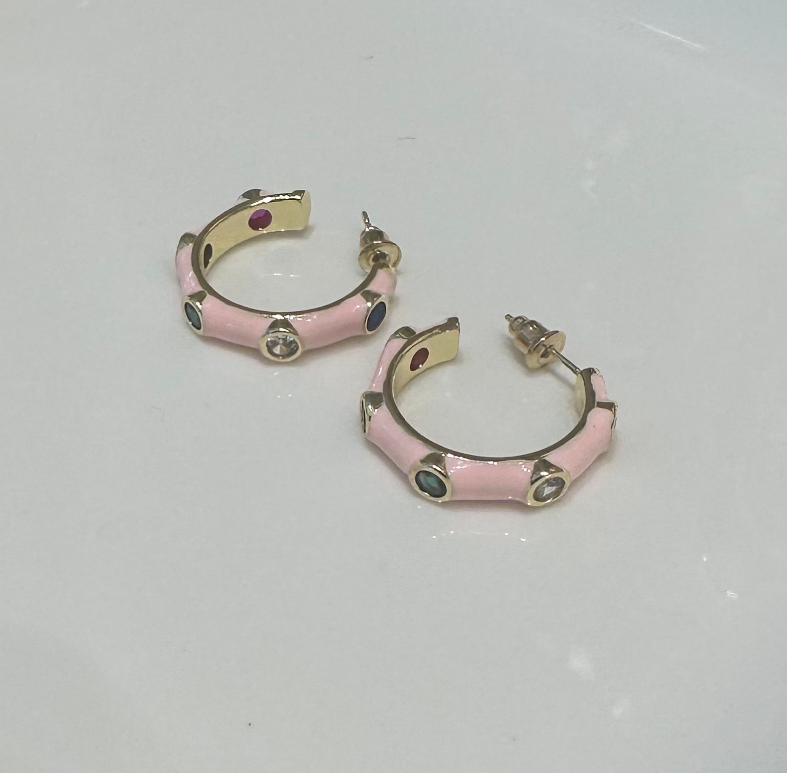 RENKLİ TAŞ DETAYLI PEMBE KÜPE