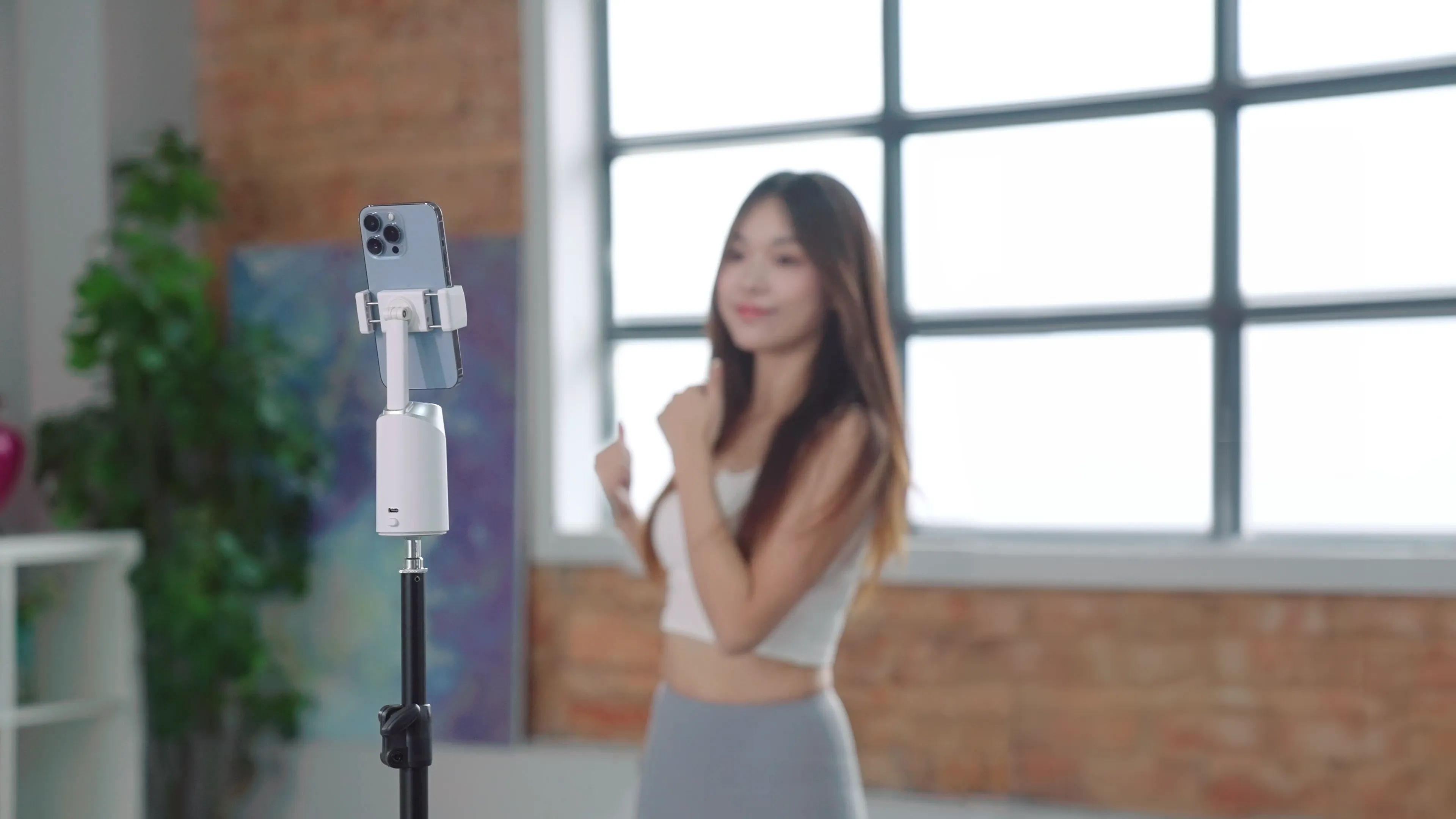 360° Dönen Yapay Zeka Yüz Takipli Akıllı Telefon Standı, Hareket Kontrollü Powerbankli Aparat