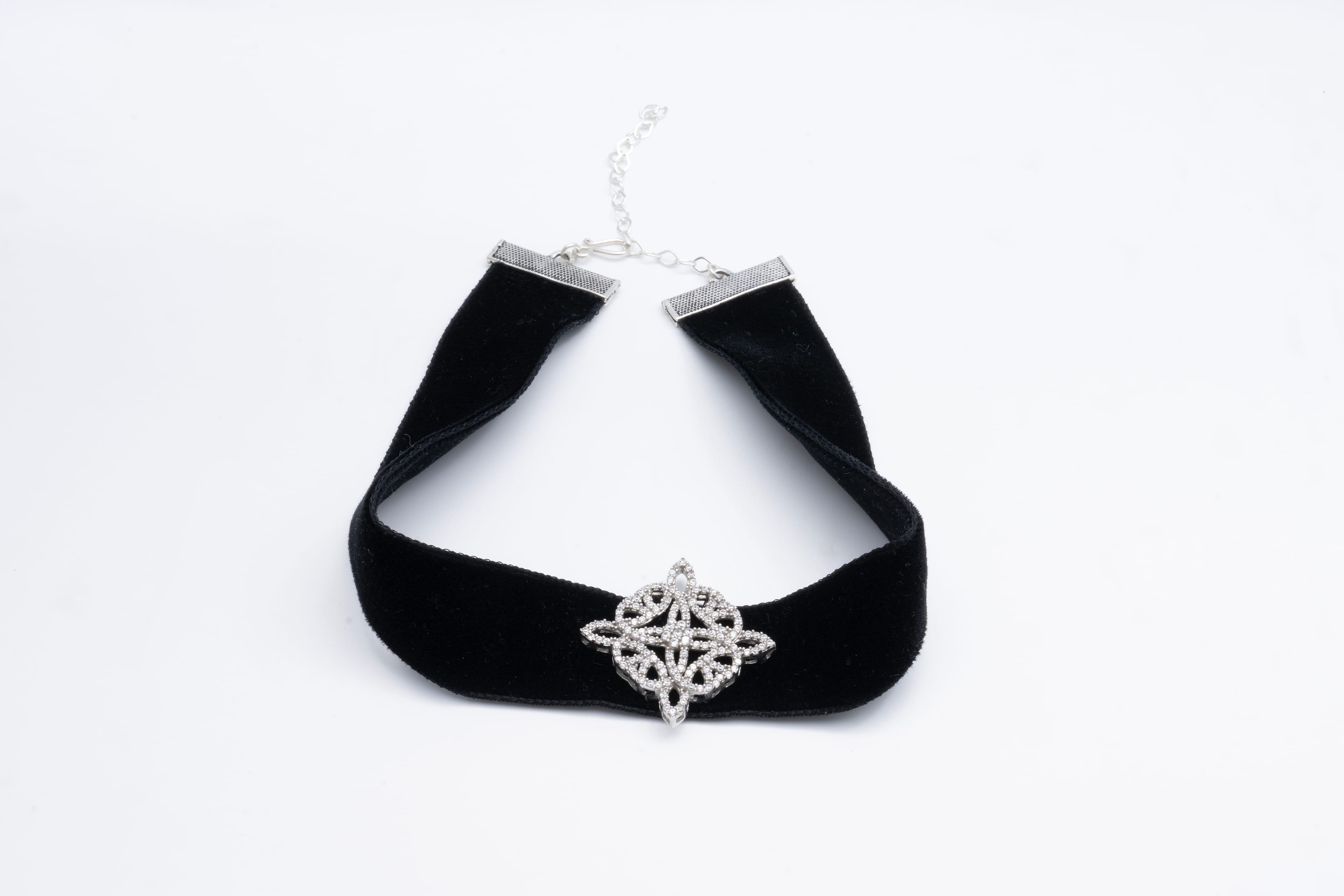 VELORA CHOKER