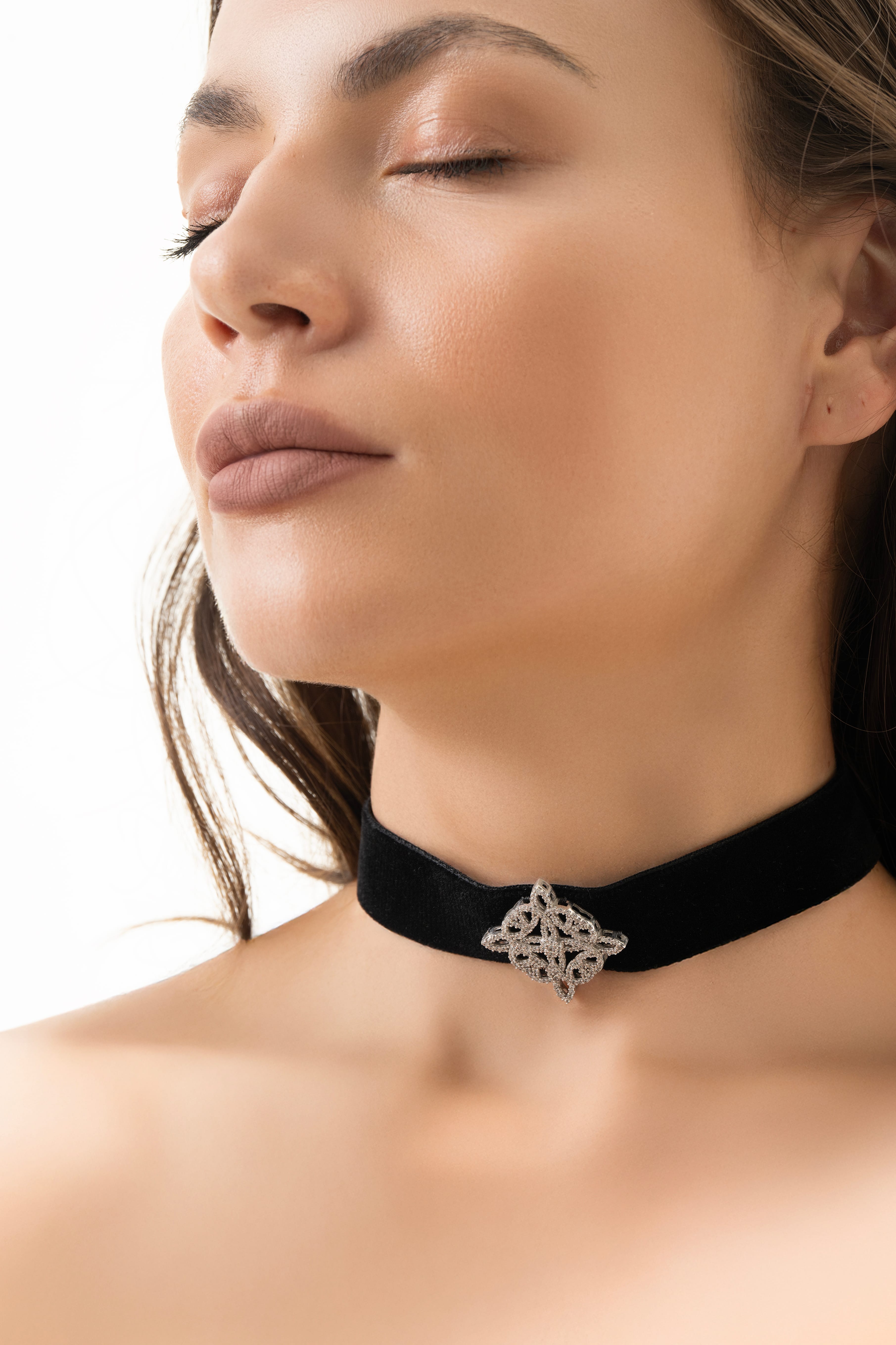 VELORA CHOKER