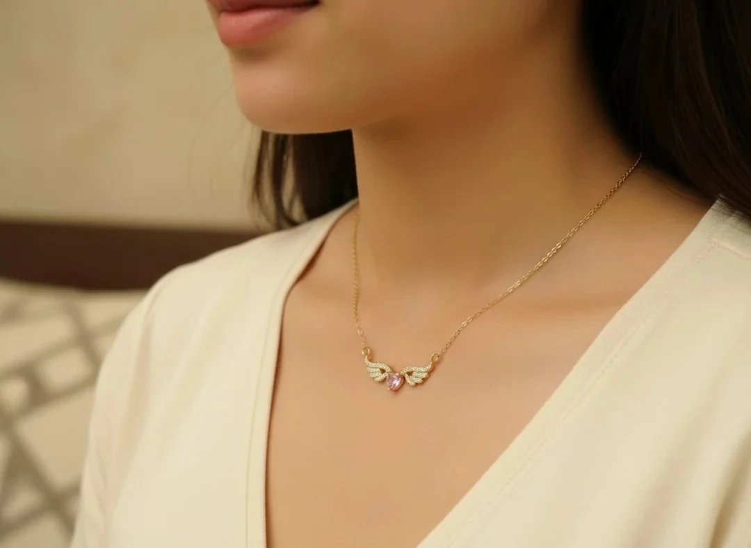 Çelik Zincir Altın Renk Kanatlı Pembe Zirkon Taşlı Kalp Kolye