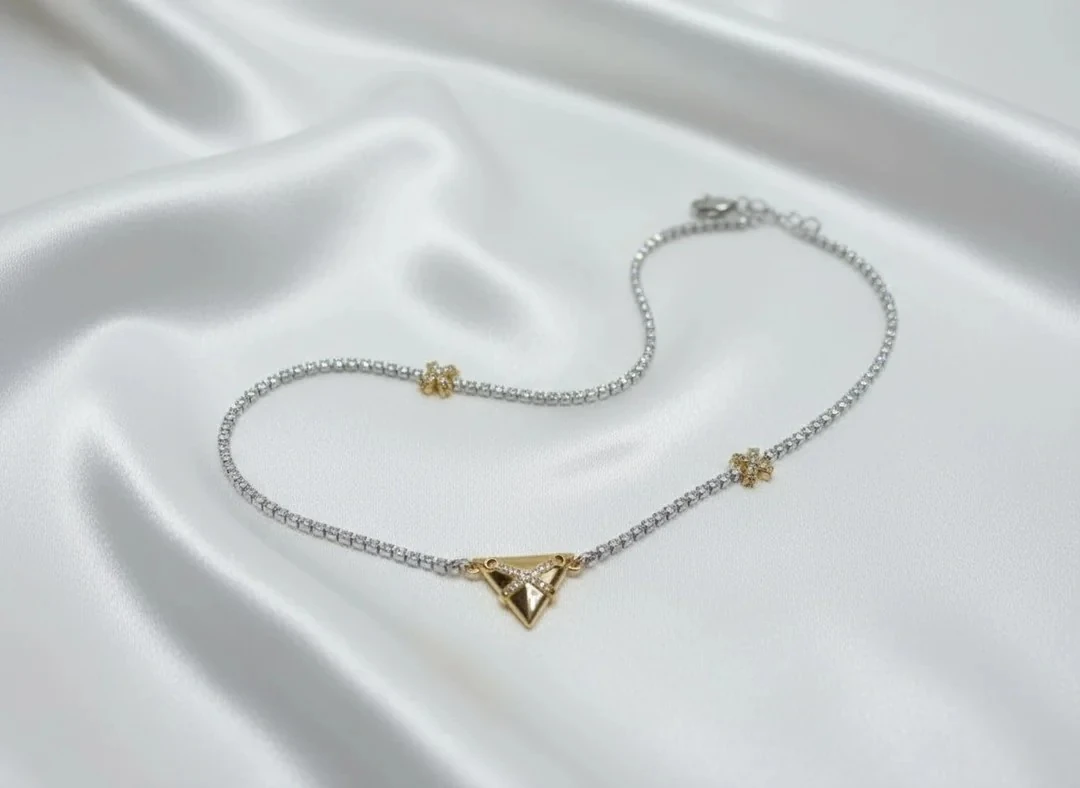 Üçgen Pramit Tarzını Yansıtan Çiçek Detaylı Kolye