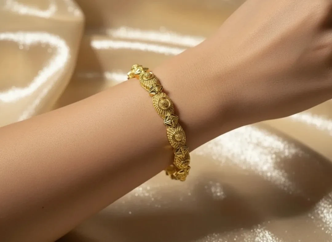 24 Ayar Altın Rengi Dalgalı Desenli Geniş Kelepçe Bileklik