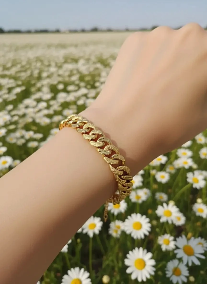 Gösterişli Doku İşlemeli Geniş Halka Altın Rengi Bilezik