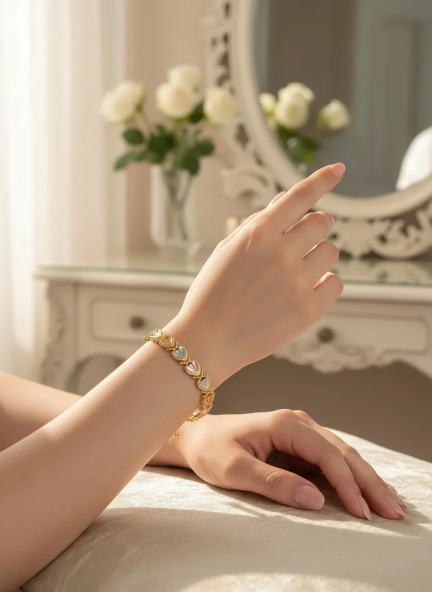 24 Ayar Altın Kaplama Üç Renkli Kalp Şekilli Kadın Bileklik – Şık Ve Zarif Tasarım