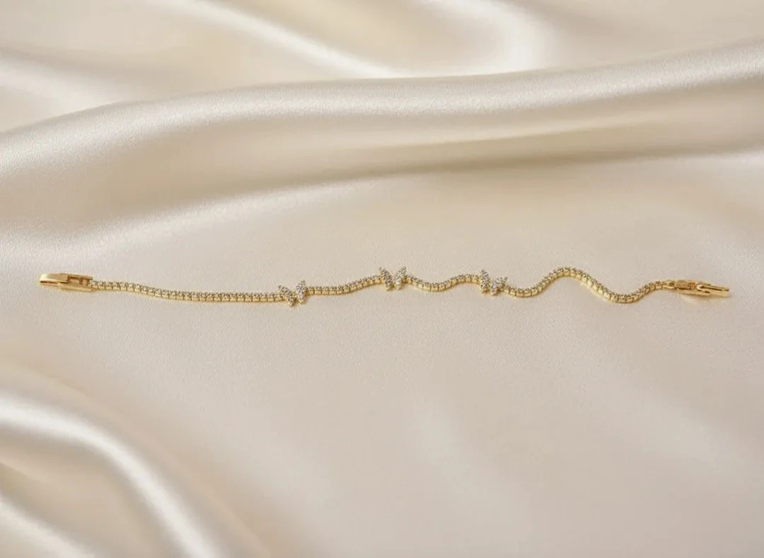 Kelebek Detaylı Zirkon Taşlı Su Yolu Bileklik Altın Rengi Zarif