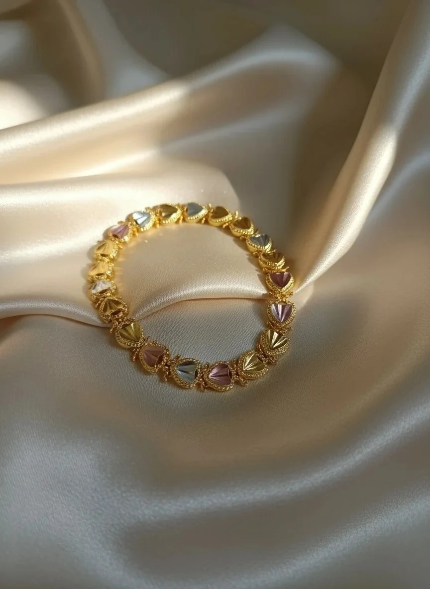 24 Ayar Altın Kaplama Üç Renkli Kalp Şekilli Kadın Bileklik – Şık Ve Zarif Tasarım