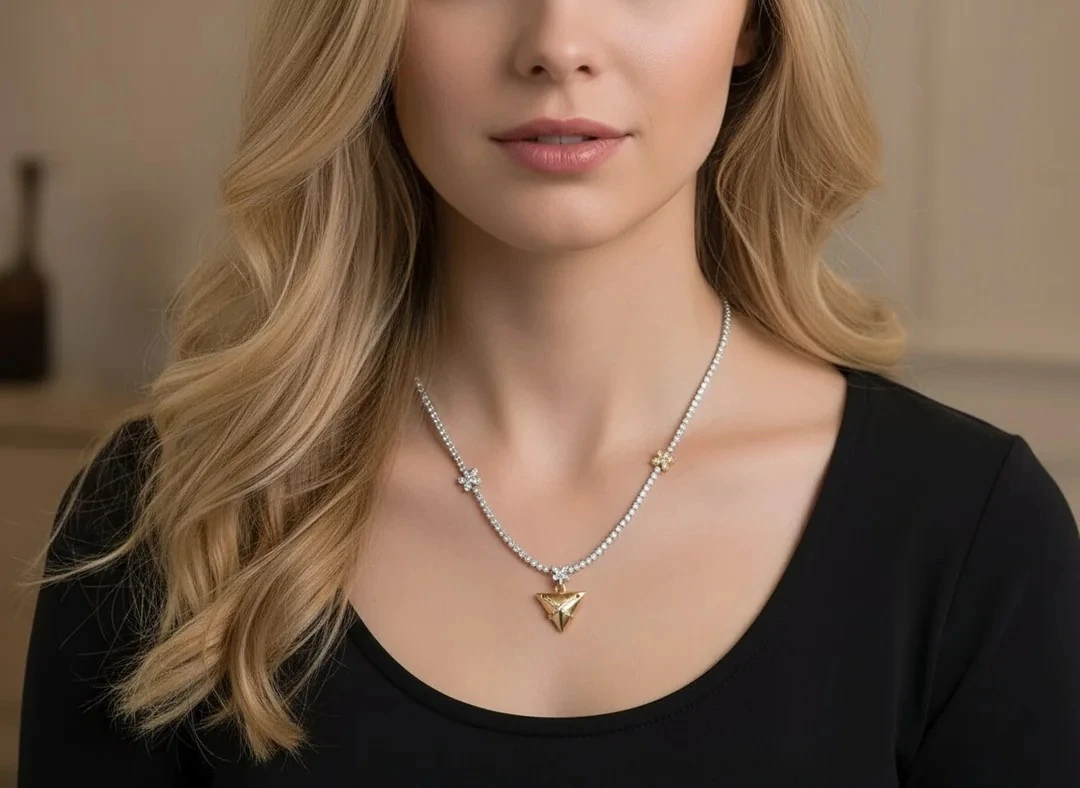 Üçgen Pramit Tarzını Yansıtan Çiçek Detaylı Kolye