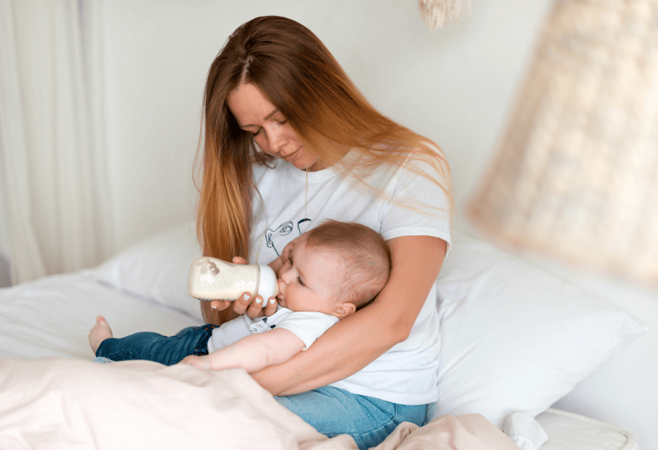 Bebek Kaç Saatte Bir Beslenmeli? Doğru Beslenme Sıklığı ve Bebek Gelişimi