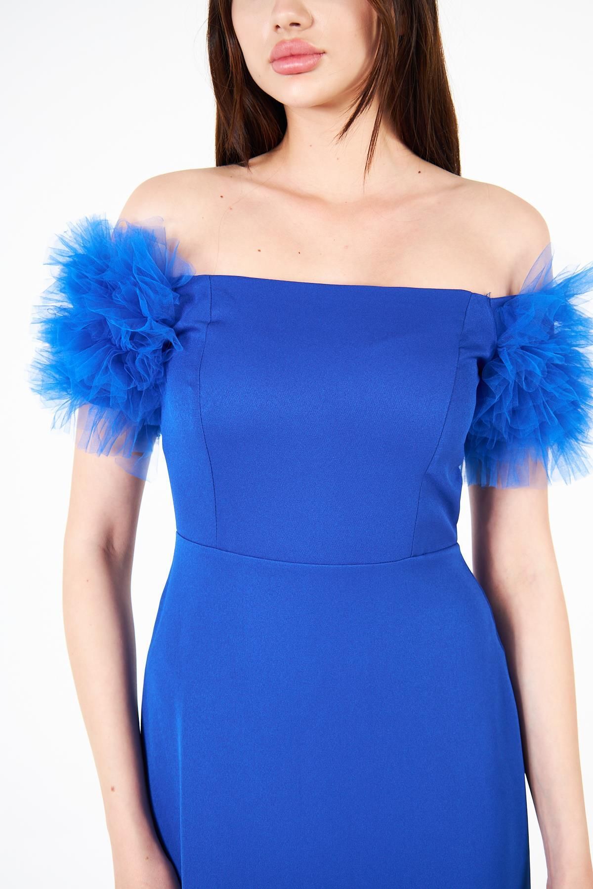 Straplez Yakalı Tül Fırfır Kollu Dokuma Uzun Elbise