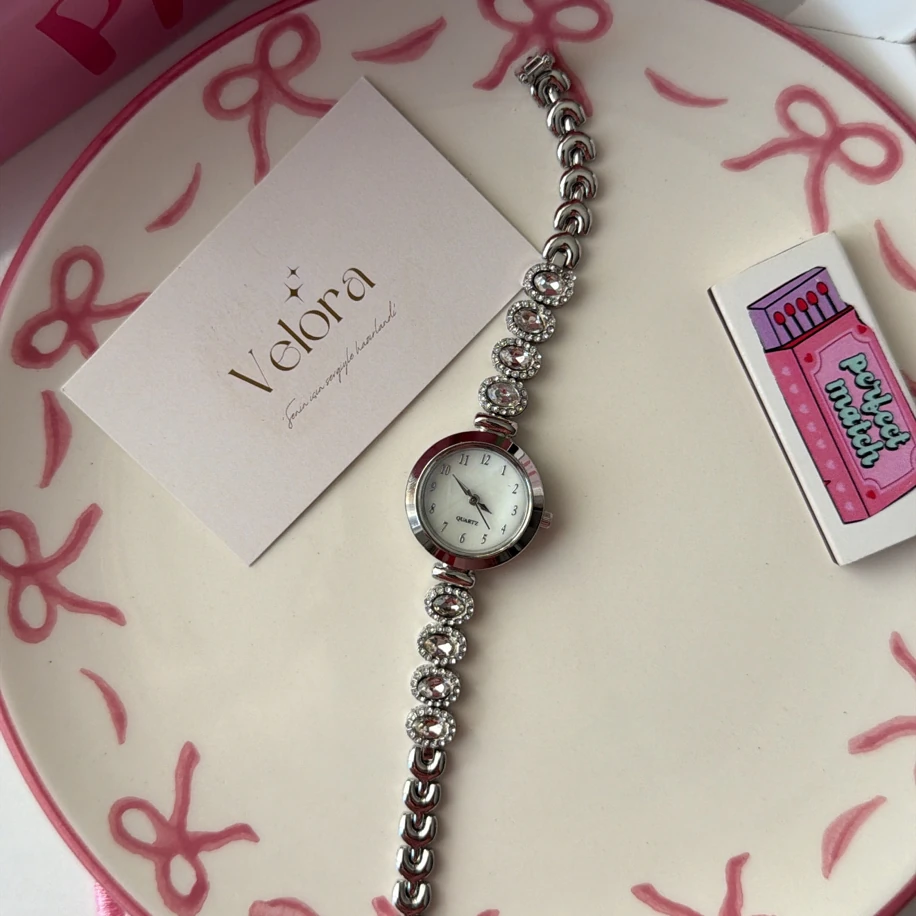 Gümüş taşlı saat