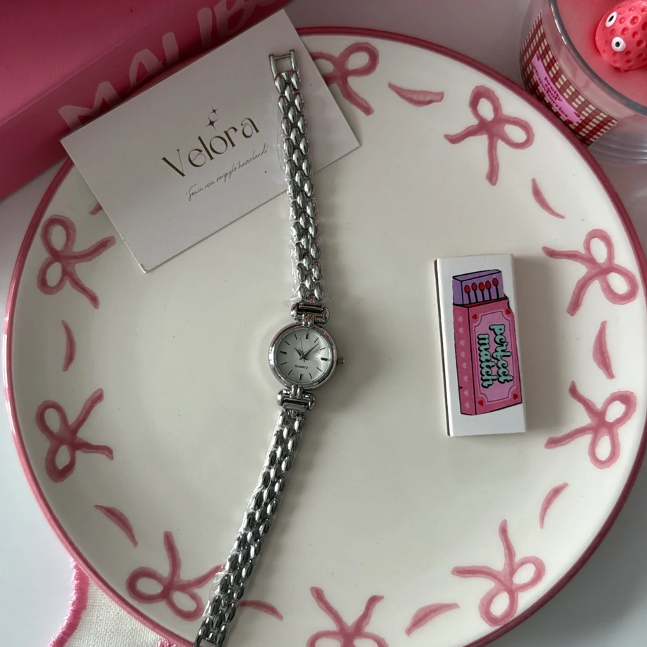 Gümüş minimal şık saat