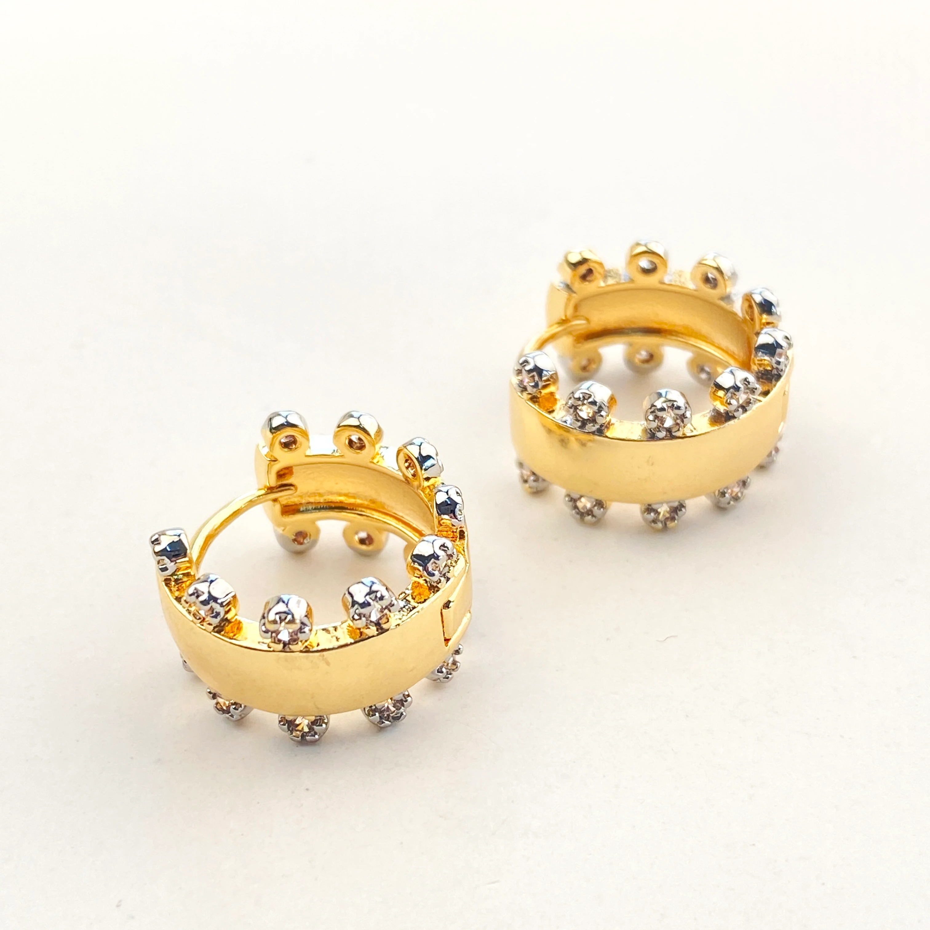 Halka Küpe Nokta Zirkon Taşlı Gold