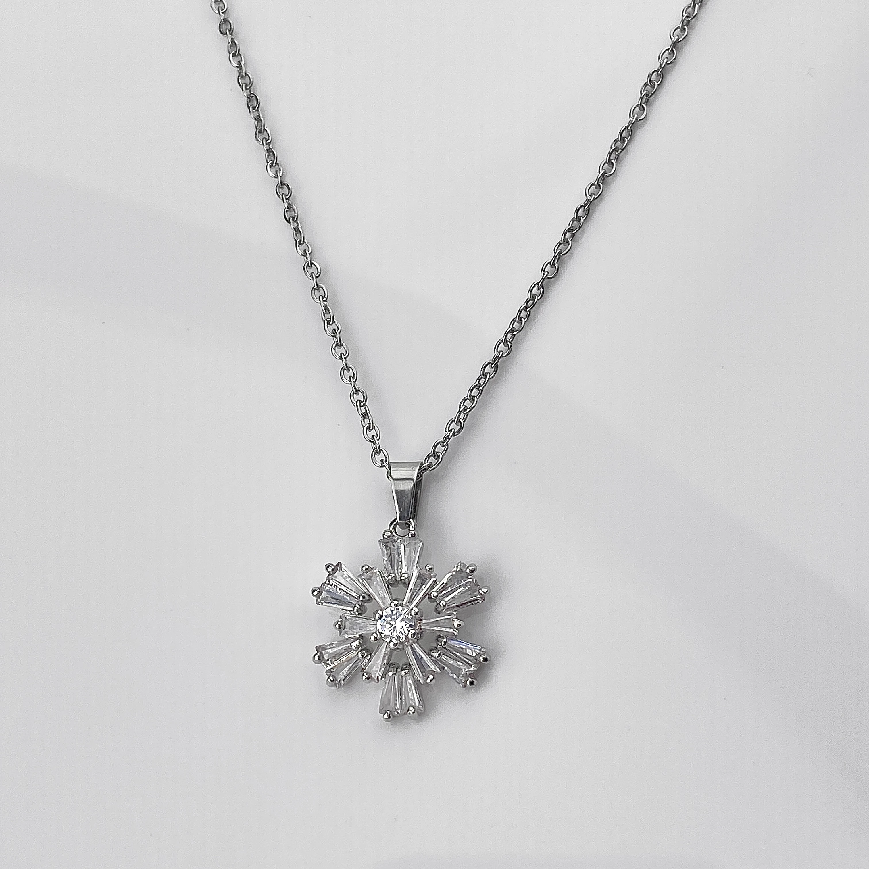 Kar Tanesi Kolye Baget Zirkon Taşlı Çelik Kolye