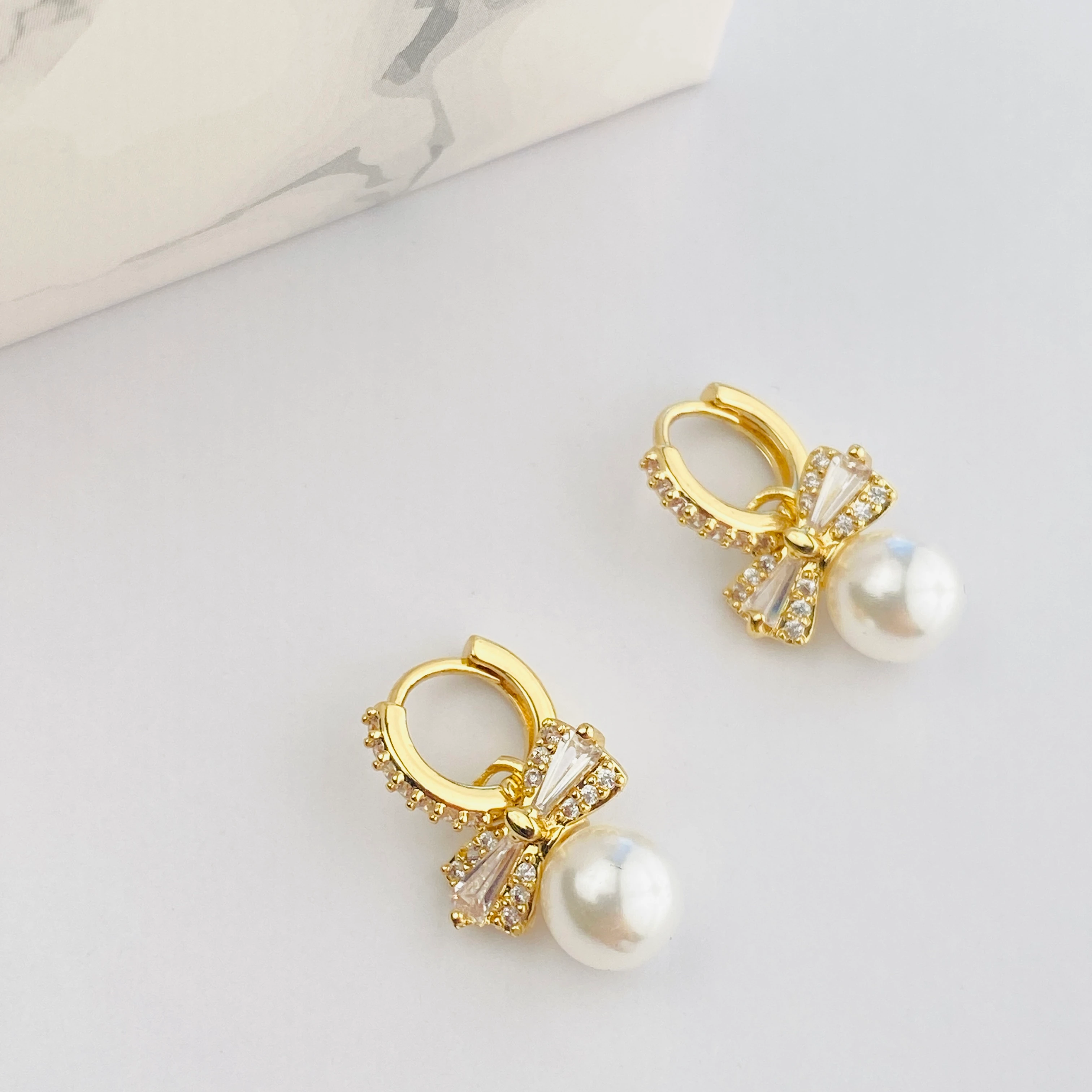 Fiyonk Küpe Inci Sallantılı Zirkon Taşlı Çelik 