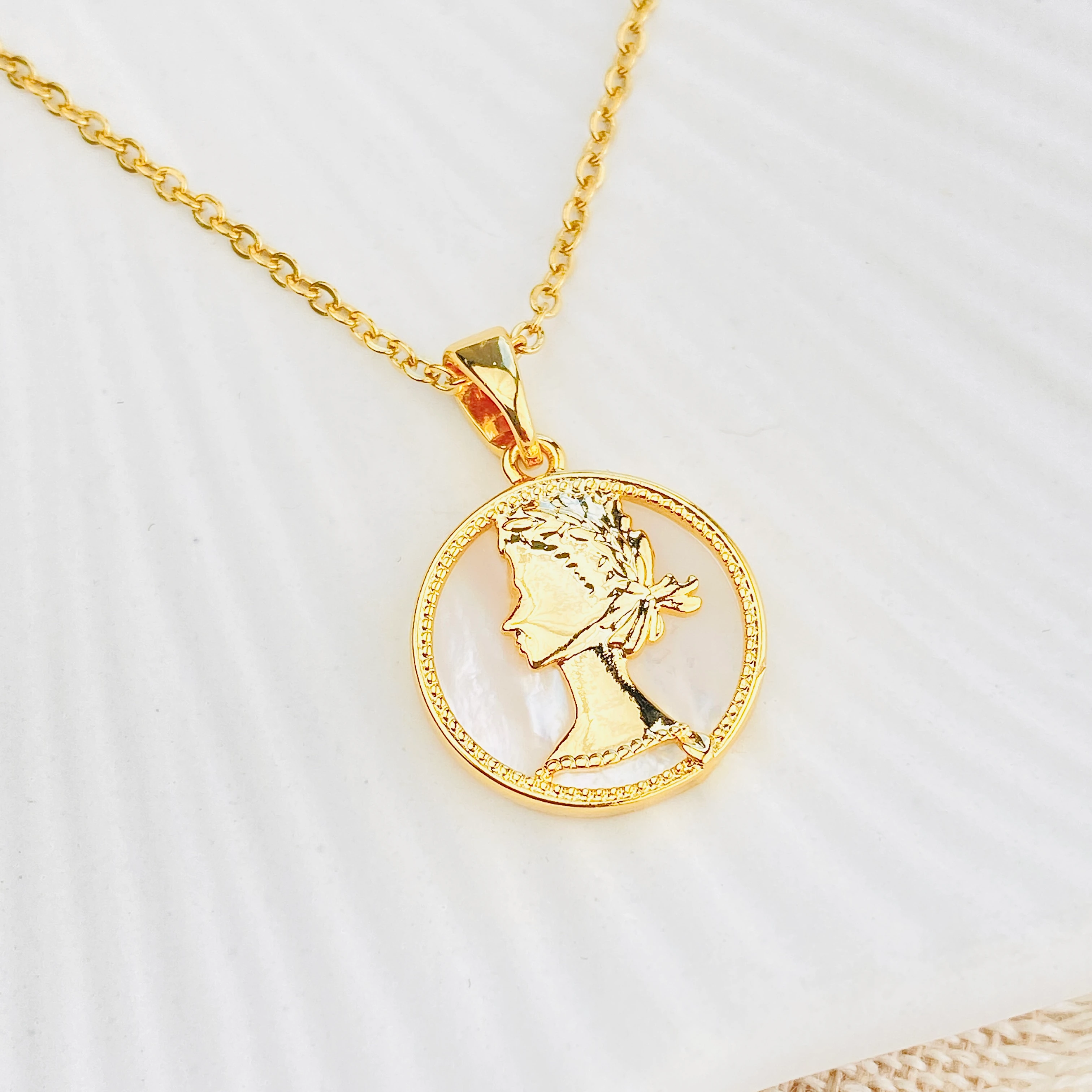 Kadın Kolye Kraliçe Madalyon Figürlü Altın Kaplama Gold 45cm