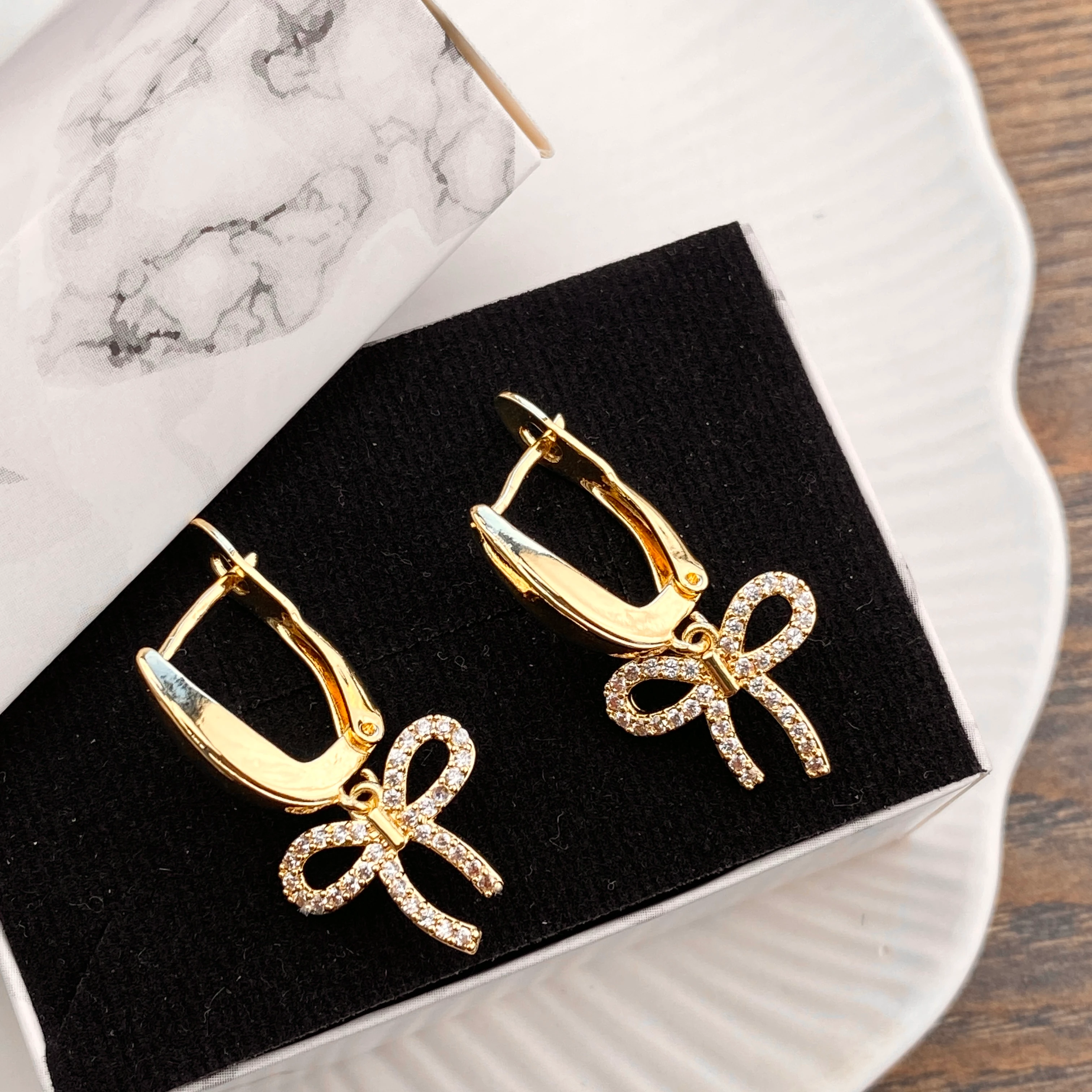 Fiyonk Küpe Sallantılı Zirkon Taşlı Çelik