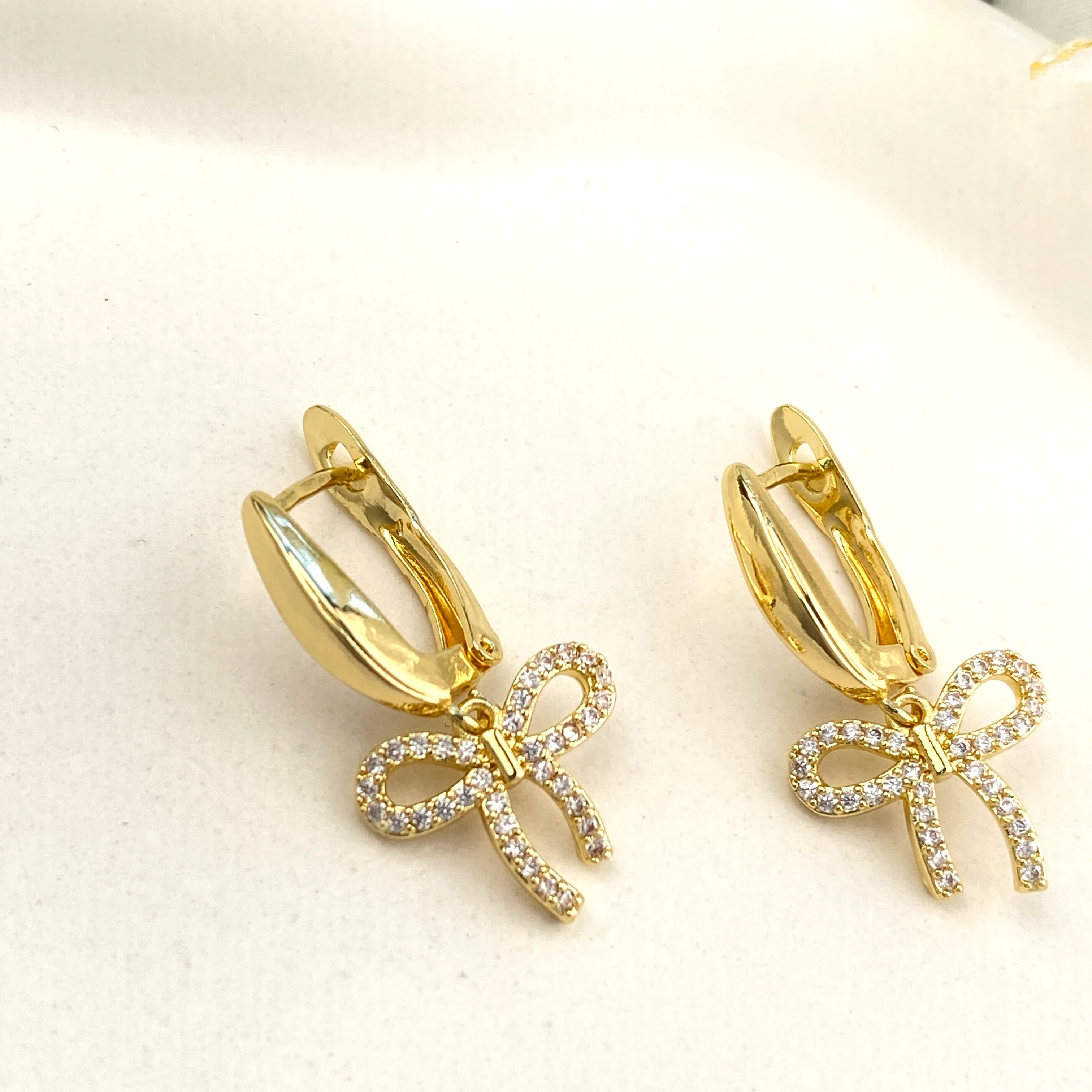 Fiyonk Küpe Sallantılı Zirkon Taşlı Çelik