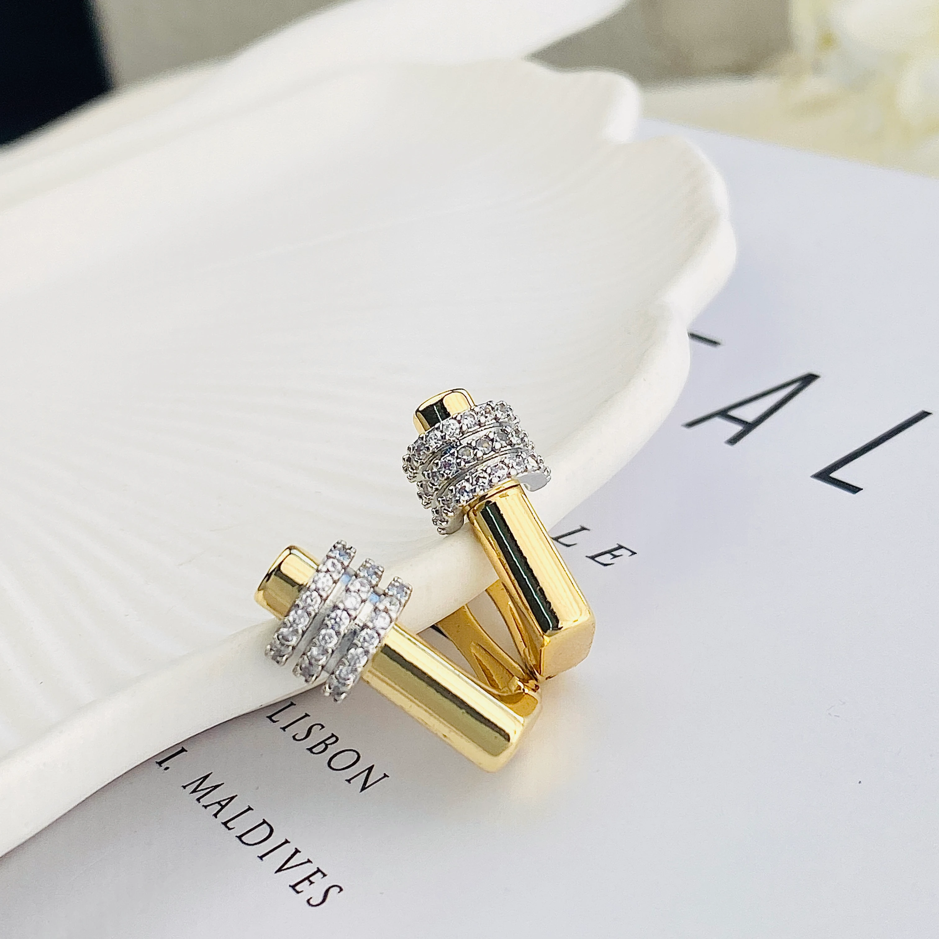 Kadın Küpe Trend Model Zirkon Taşlı Çelik Küpe Gold