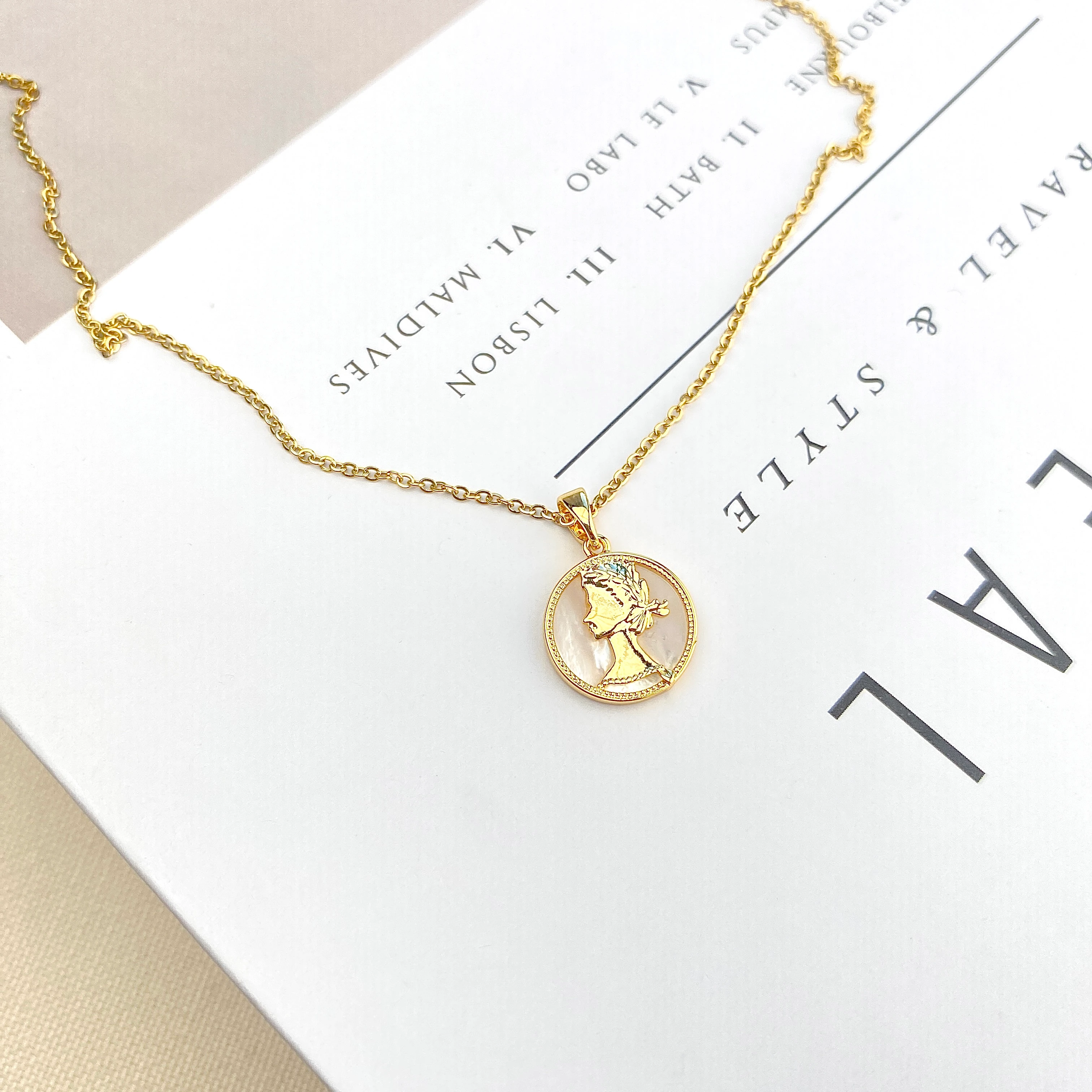 Kadın Kolye Kraliçe Madalyon Figürlü Altın Kaplama Gold 45cm