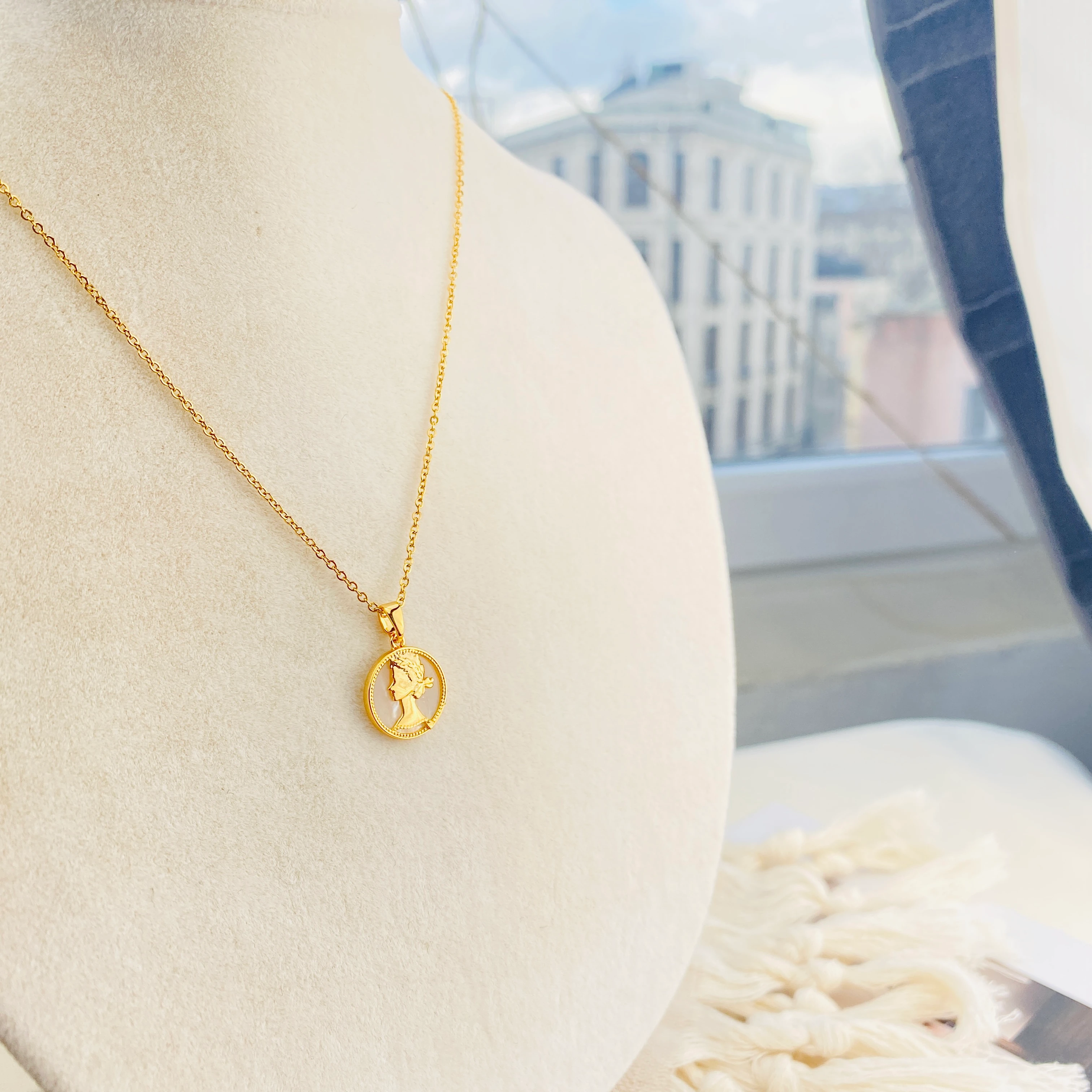 Kadın Kolye Kraliçe Madalyon Figürlü Altın Kaplama Gold 45cm