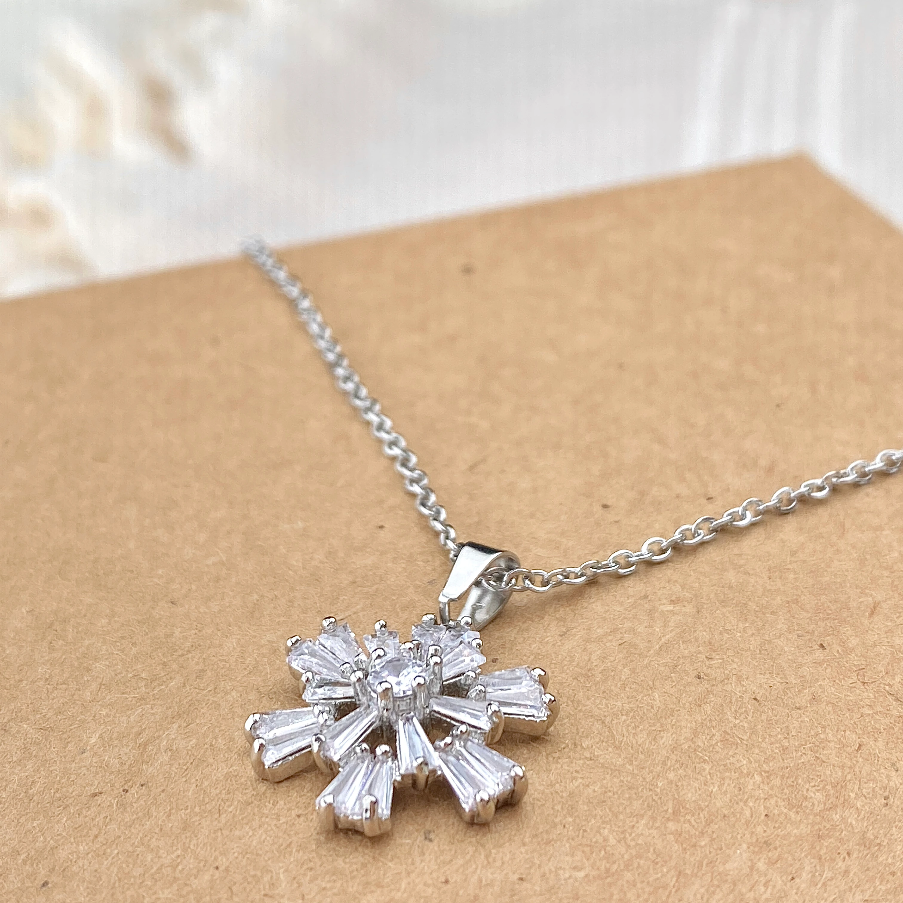 Kar Tanesi Kolye Baget Zirkon Taşlı Çelik Kolye