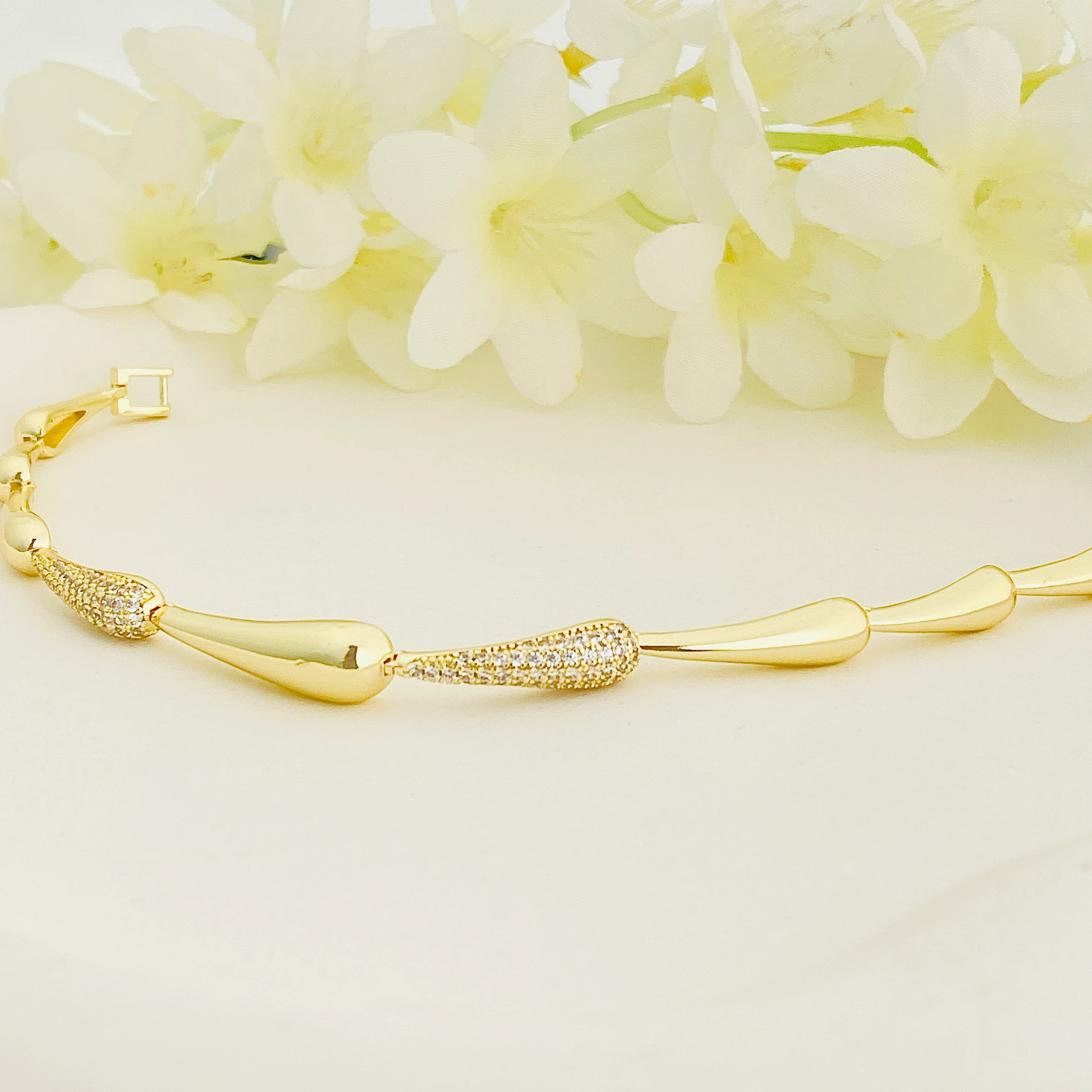 Damla Bileklik Kuyumcu Model Botte Kadın Bileklik 14 Ayar Altın Kaplama