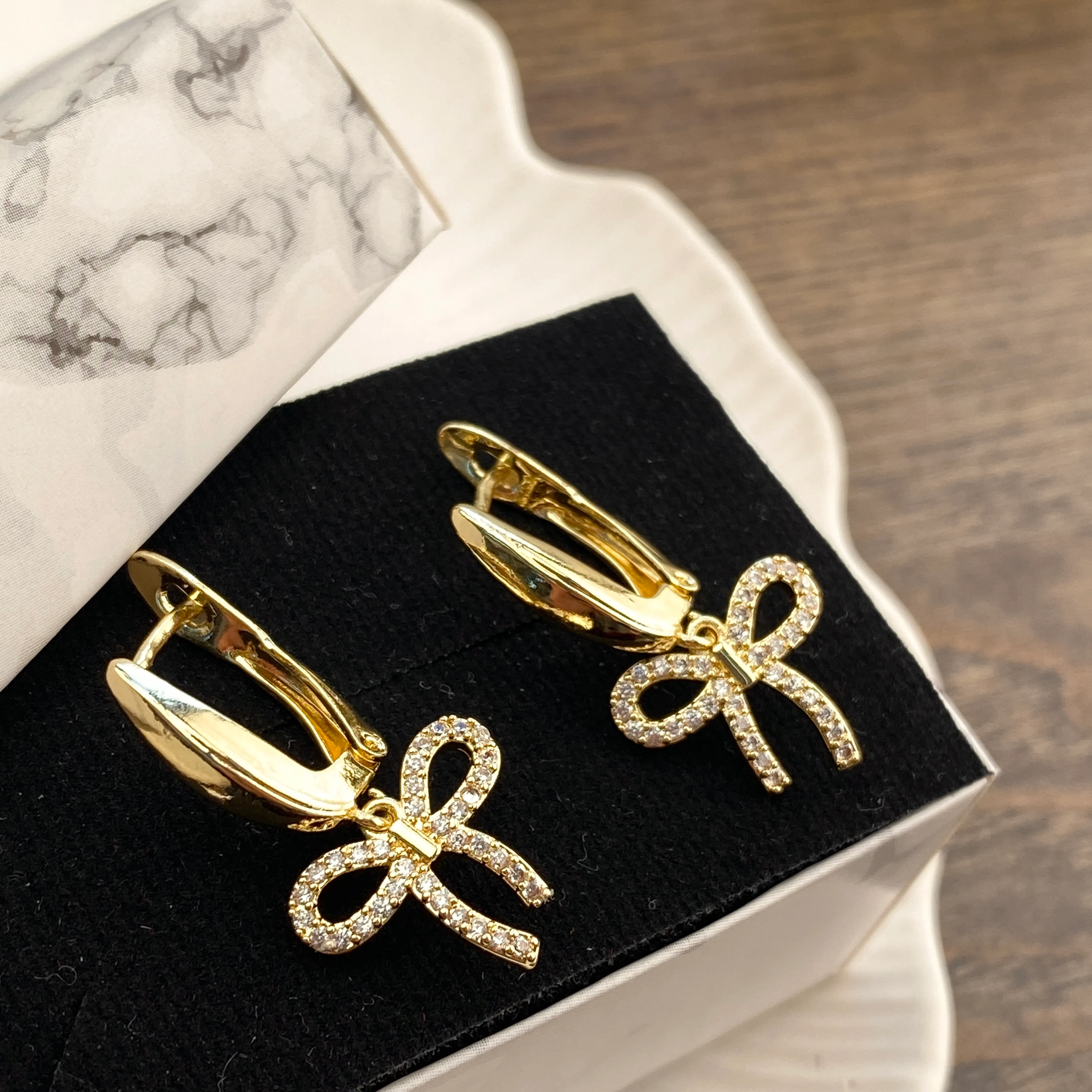 Fiyonk Küpe Sallantılı Zirkon Taşlı Çelik