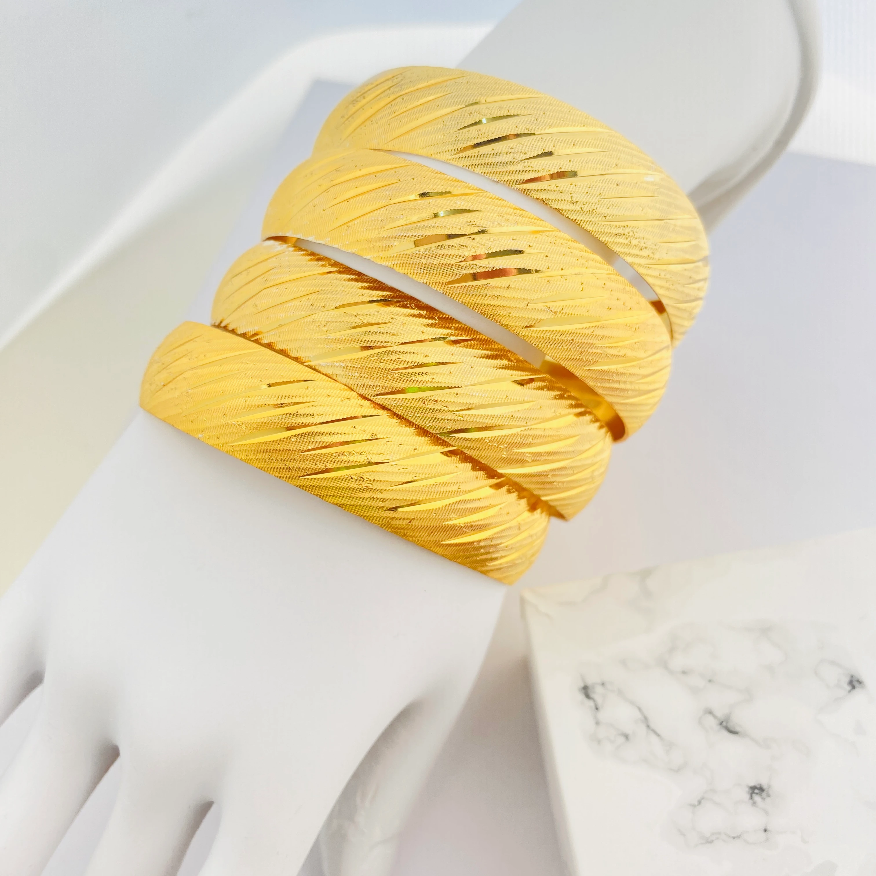 22 Ayar Altın Kaplama Bilezik Yatay Çizgi Kadın İmitasyon Bilezik 1.5cm (1 Adet)