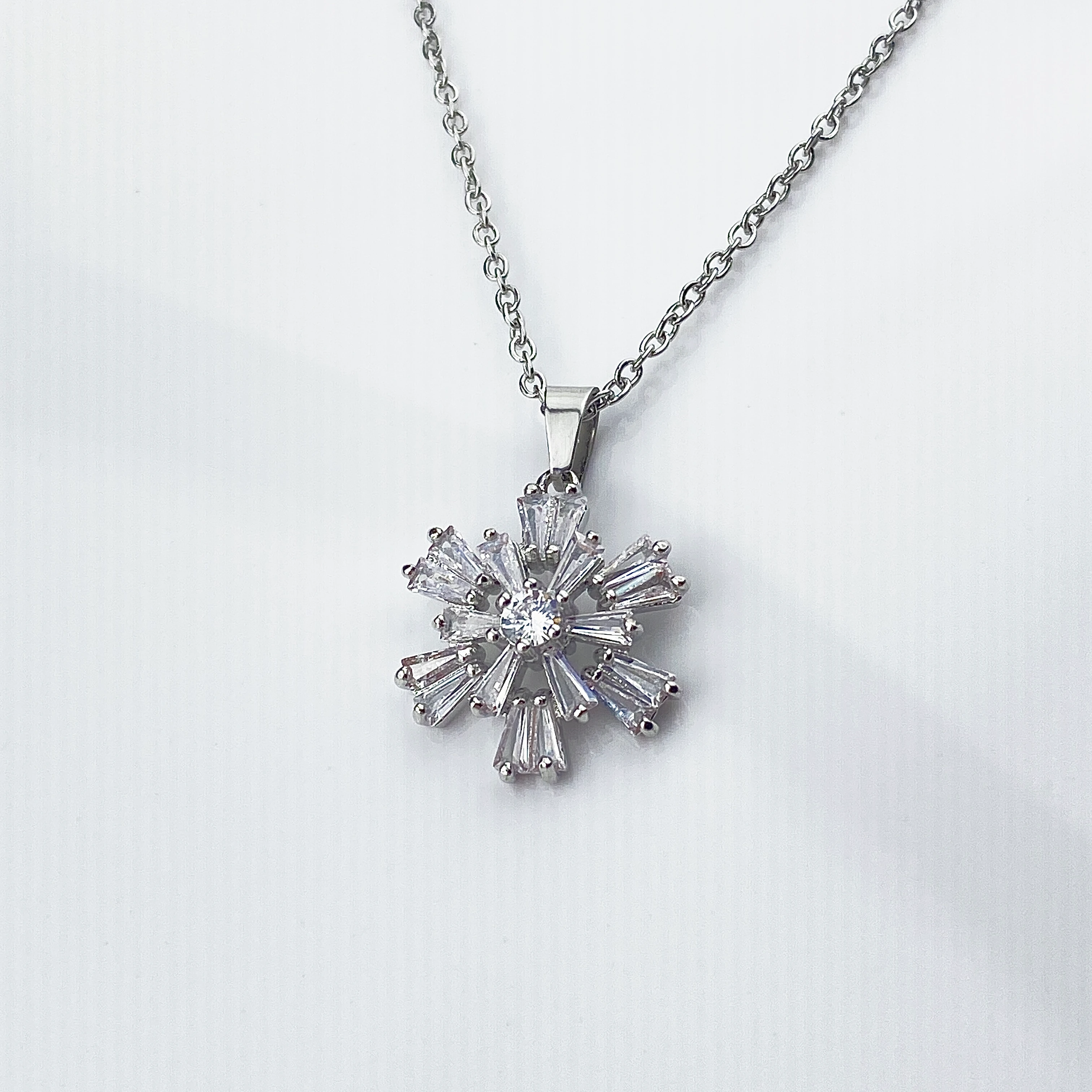 Kar Tanesi Kolye Baget Zirkon Taşlı Çelik Kolye